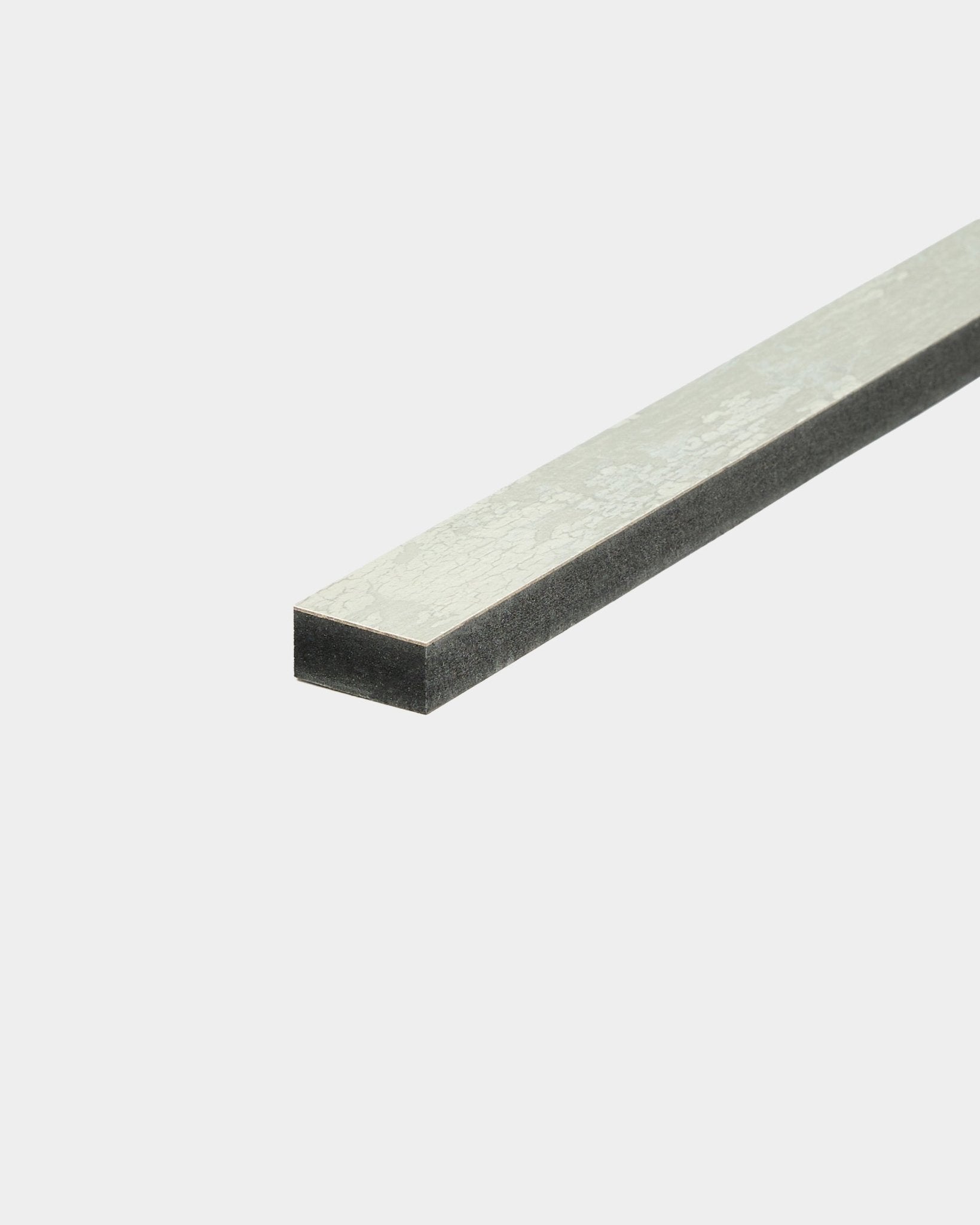 Ripa acústica WoodUpp Akupanel Oxide White 240 cm com camada superior metálica e verso em espuma escura, apresentada sobre um fundo branco liso.