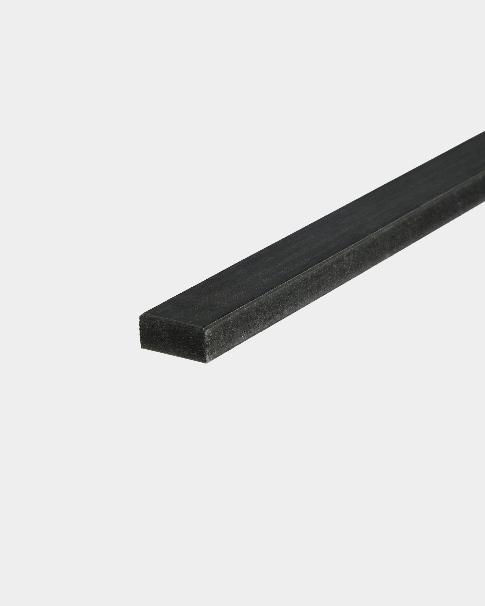 WoodUpp Lamella em freixo Black, 240 cm — uma barra Lamella plana black para substituição de ripas Akupanel ou remates de extremidade — apresentada sobre um fundo branco.