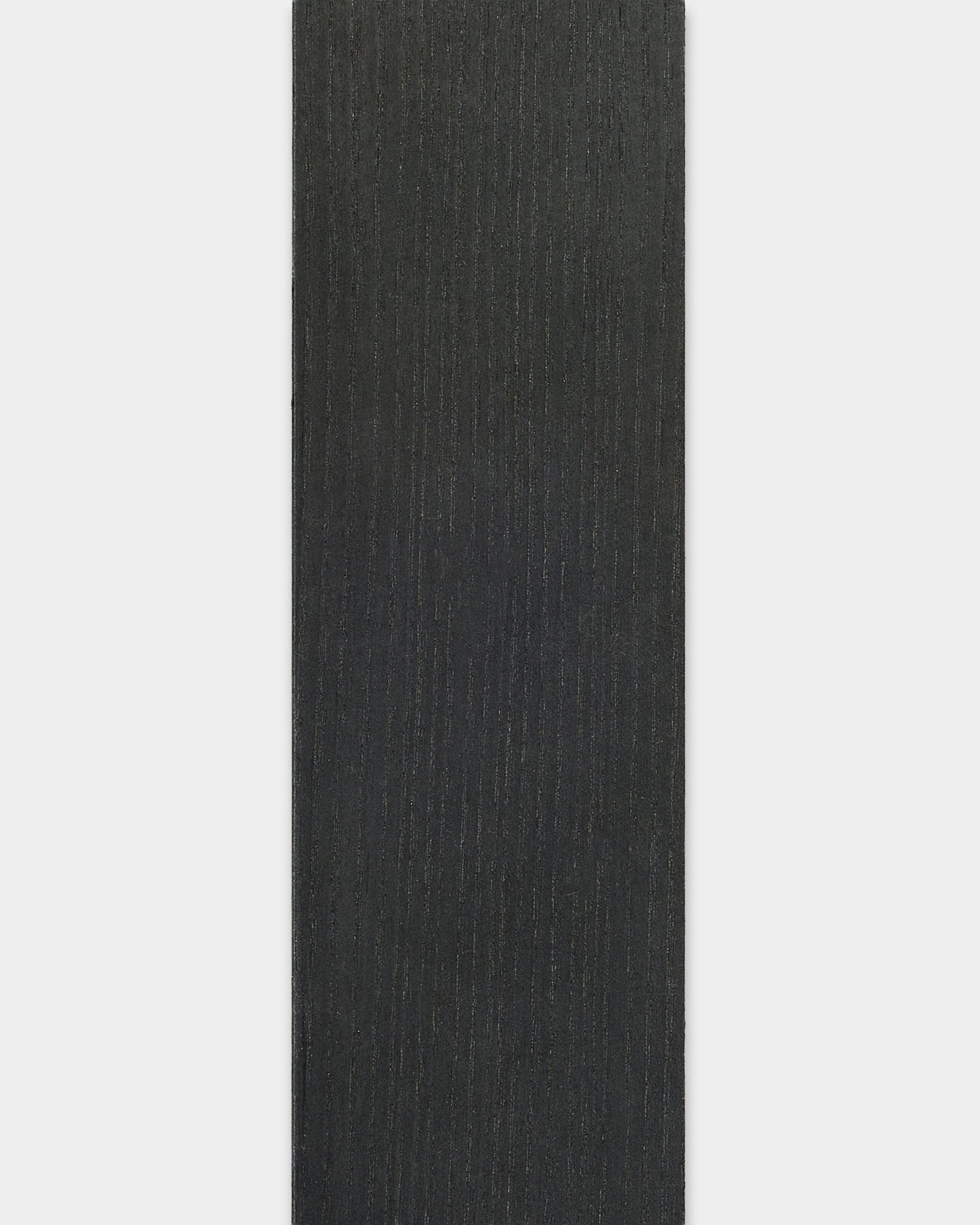 Tapete de ioga Lamella retangular em freixo black da WoodUpp, com 240 cm de comprimento, com linhas e extremidades subtilmente texturadas, inspiradas nos painéis acústicos de madeira Akupanel.
