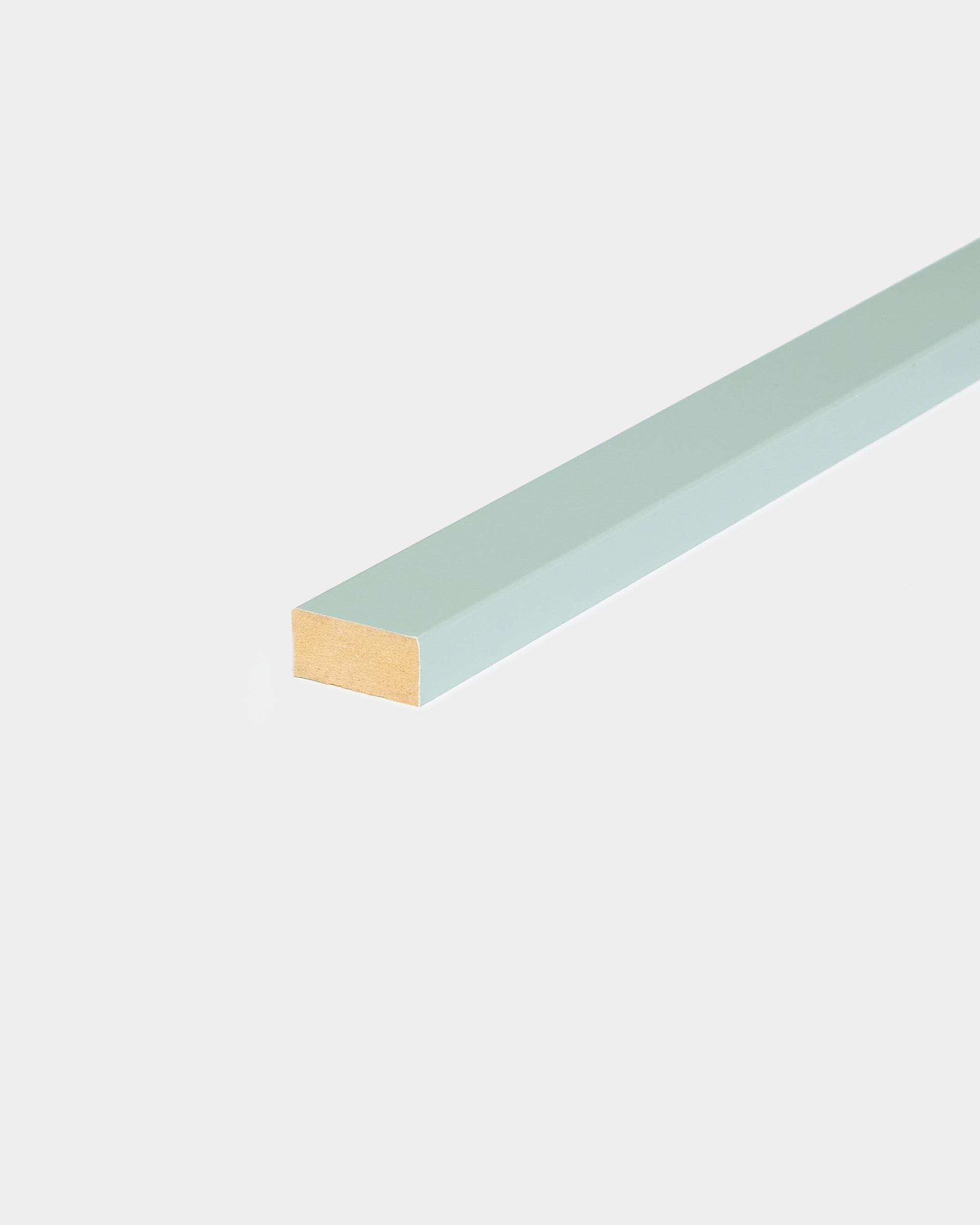 Lamela WoodUpp Akupanel em Cloud, 240 cm, tira retangular azul-claro concebida para remate de bordas ou substituição de ripas Painel acústico de Akupanel.
