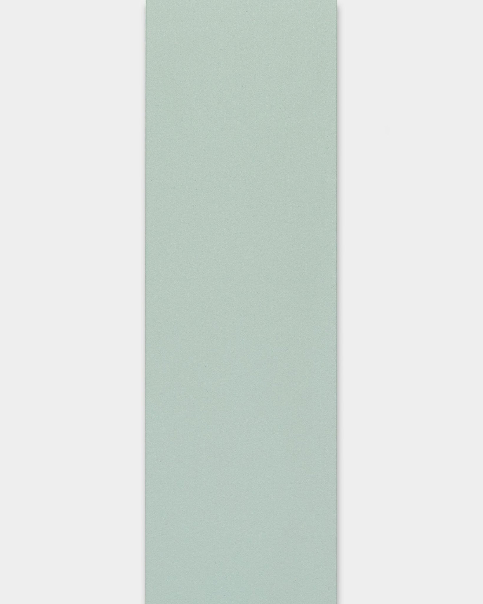 Vertical azul-claro Painel acústico com textura subtil e arestas definidas da coleção Lamella da WoodUpp, apresentada sobre um fundo branco liso.