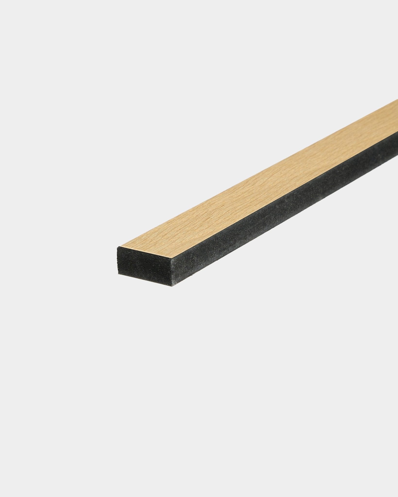 Ripa Lamella Classic Oak da WoodUpp, 240 cm de comprimento, com suporte em MDF black; pensada como ripa de substituição para painéis acústicos ou reparações em painéis.