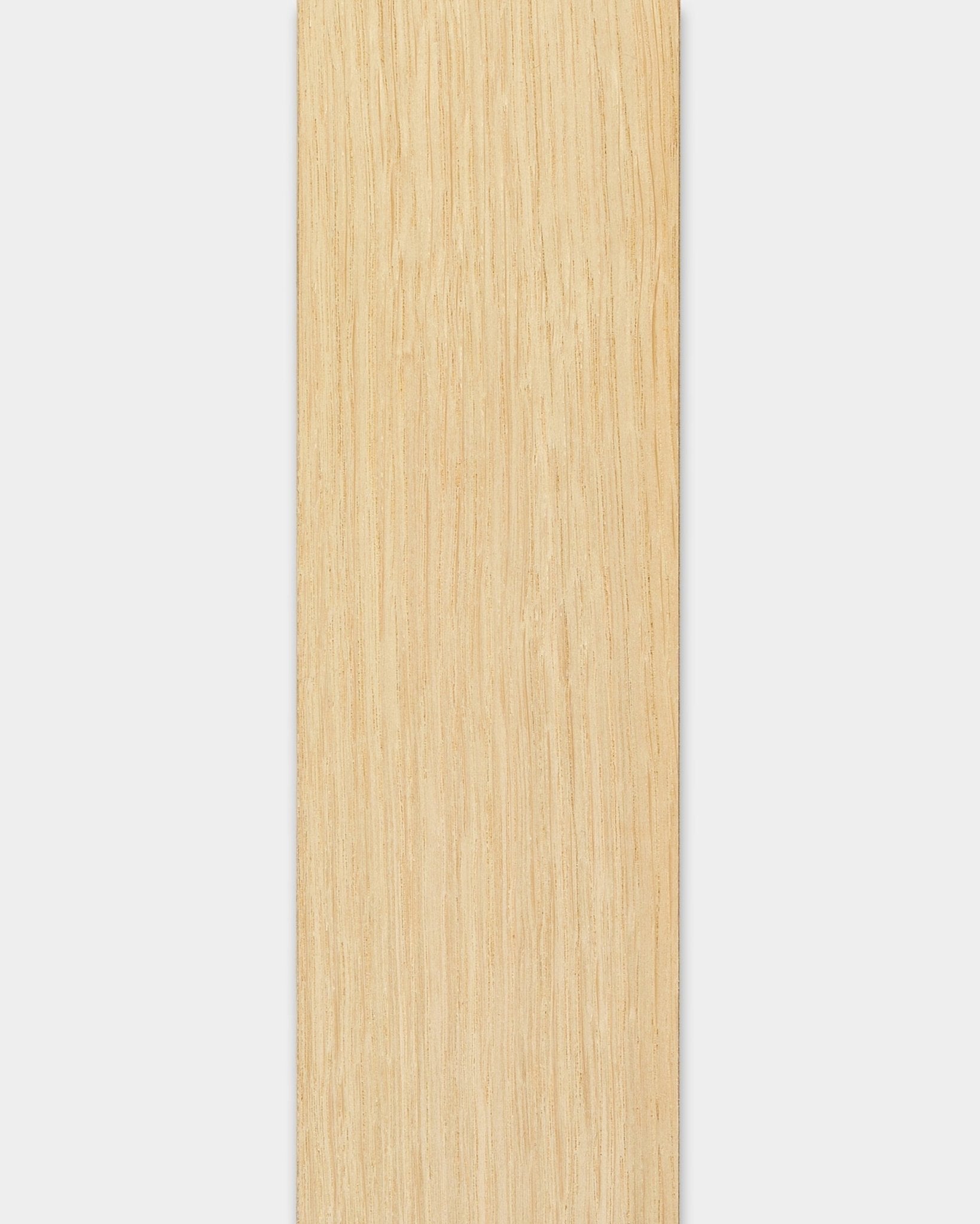 Lamela lisa em carvalho claro, 240 cm, concebida para painéis acústicos WoodUpp; adequada como remate do painel ou lamela de substituição para instalações de interiores em estilo nórdico.