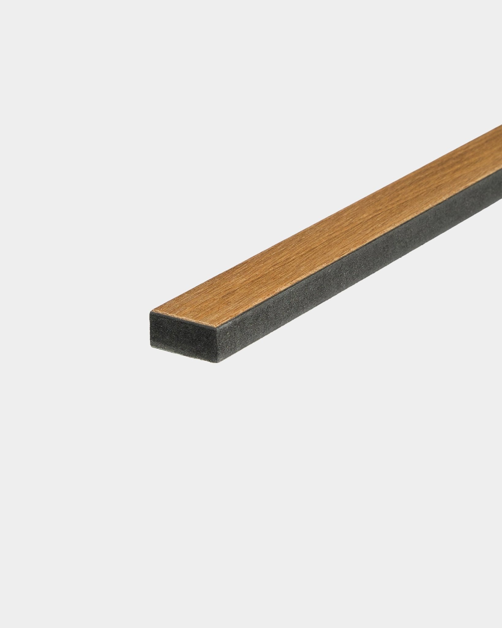Ripa de carvalho WoodUpp Lamella Rustic Brown, com 240 cm de comprimento e arestas escuras, apresentada sobre um fundo branco liso. Detalhe de produto acústico nórdico apresentado.