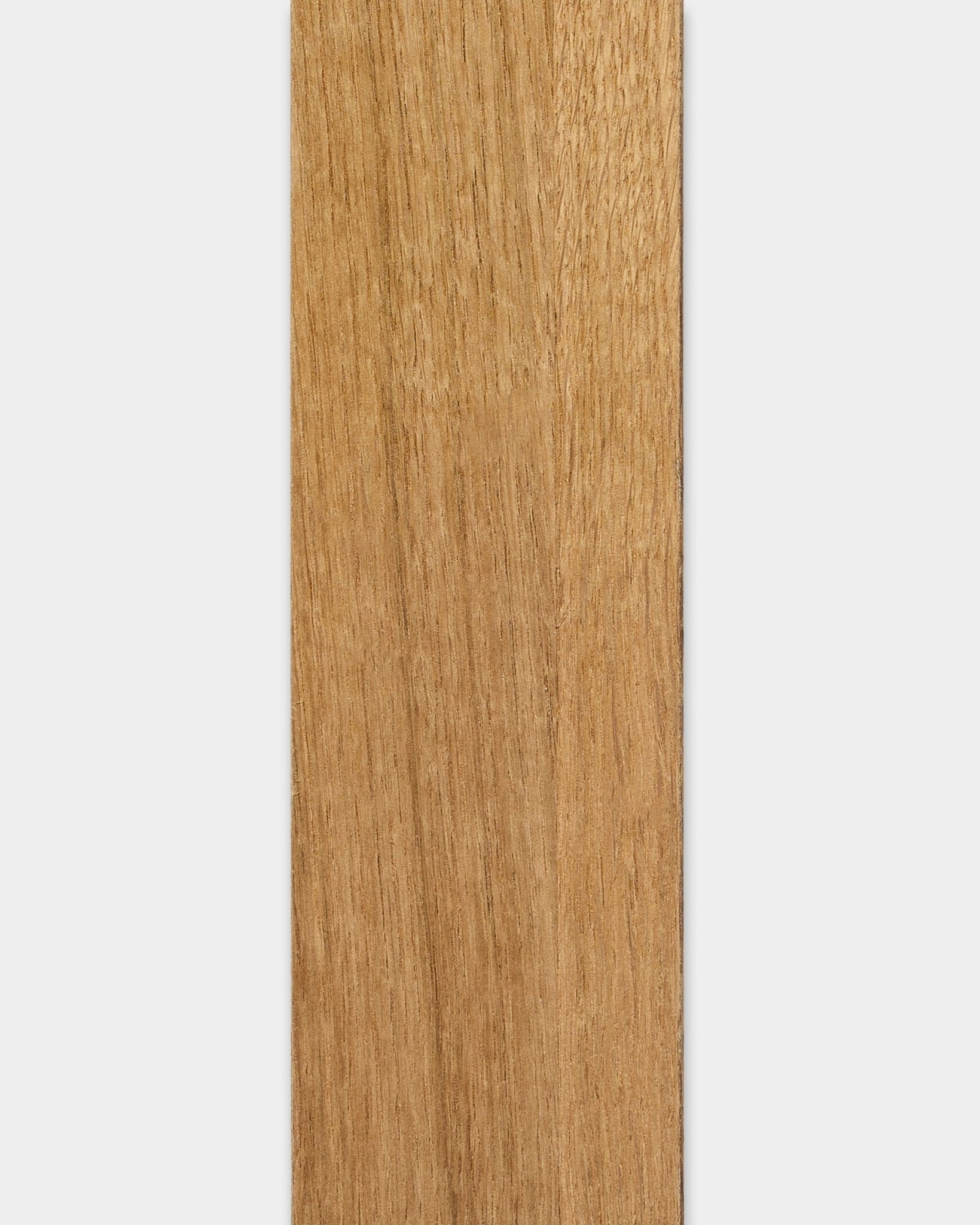 Vertical WoodUpp Akupanel em carvalho Rustic Brown, 240 cm, com ripas de madeira brown claras e suaves, com veio natural visível, sobre um fundo branco.