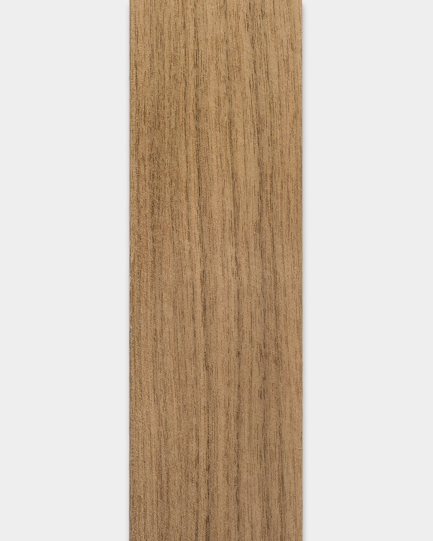 Prancha de nogueira WoodUpp Akupanel Lamella, com 240 cm de comprimento, adequada para ripas de substituição ou acabamento de extremidades; apresenta um rico veio de madeira escura.
