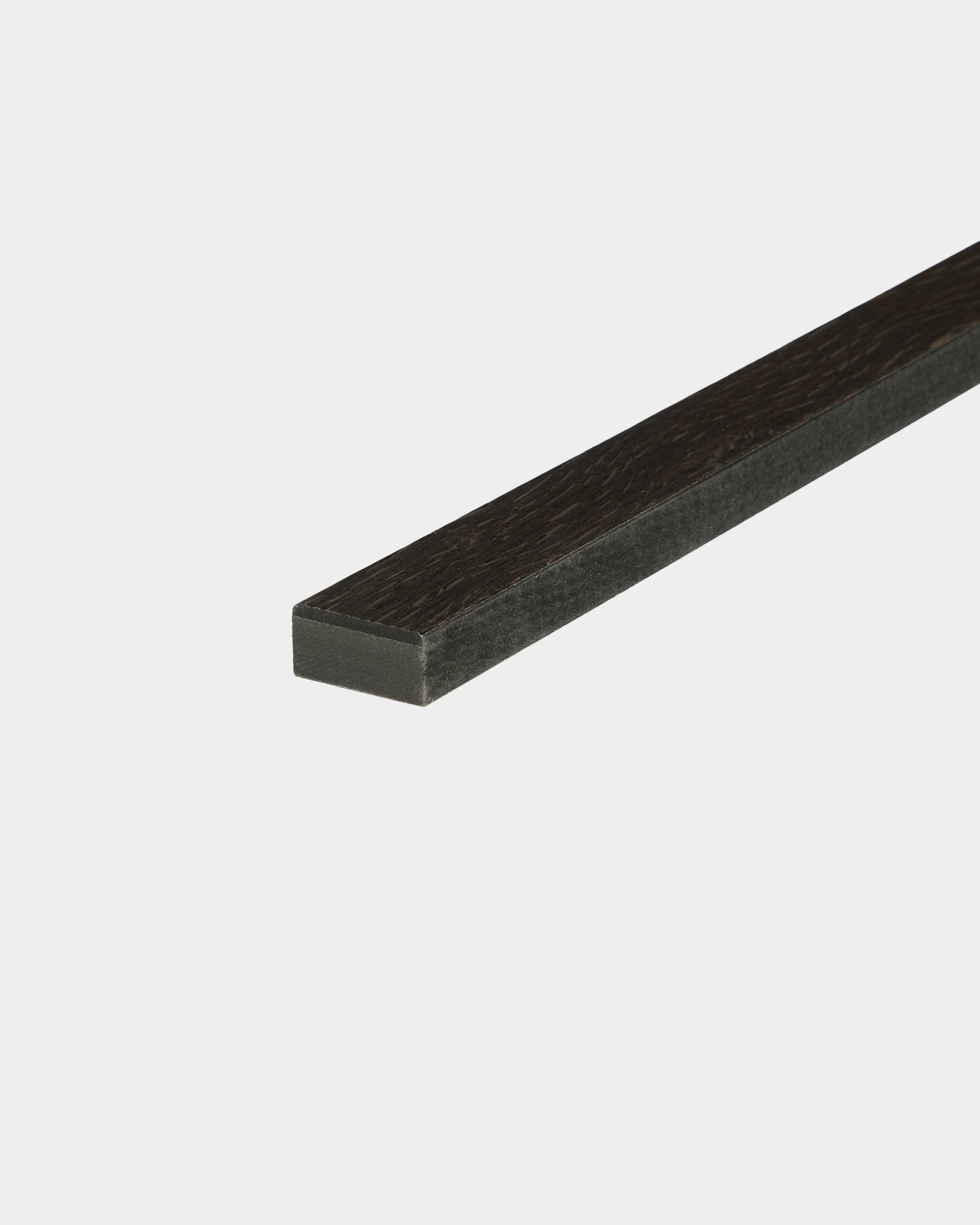 A ripa acústica WoodUpp Lamella Rustic Smoked Oak de 240 cm, com um acabamento de inspiração nórdica, está posicionada na vertical sobre um fundo branco liso.