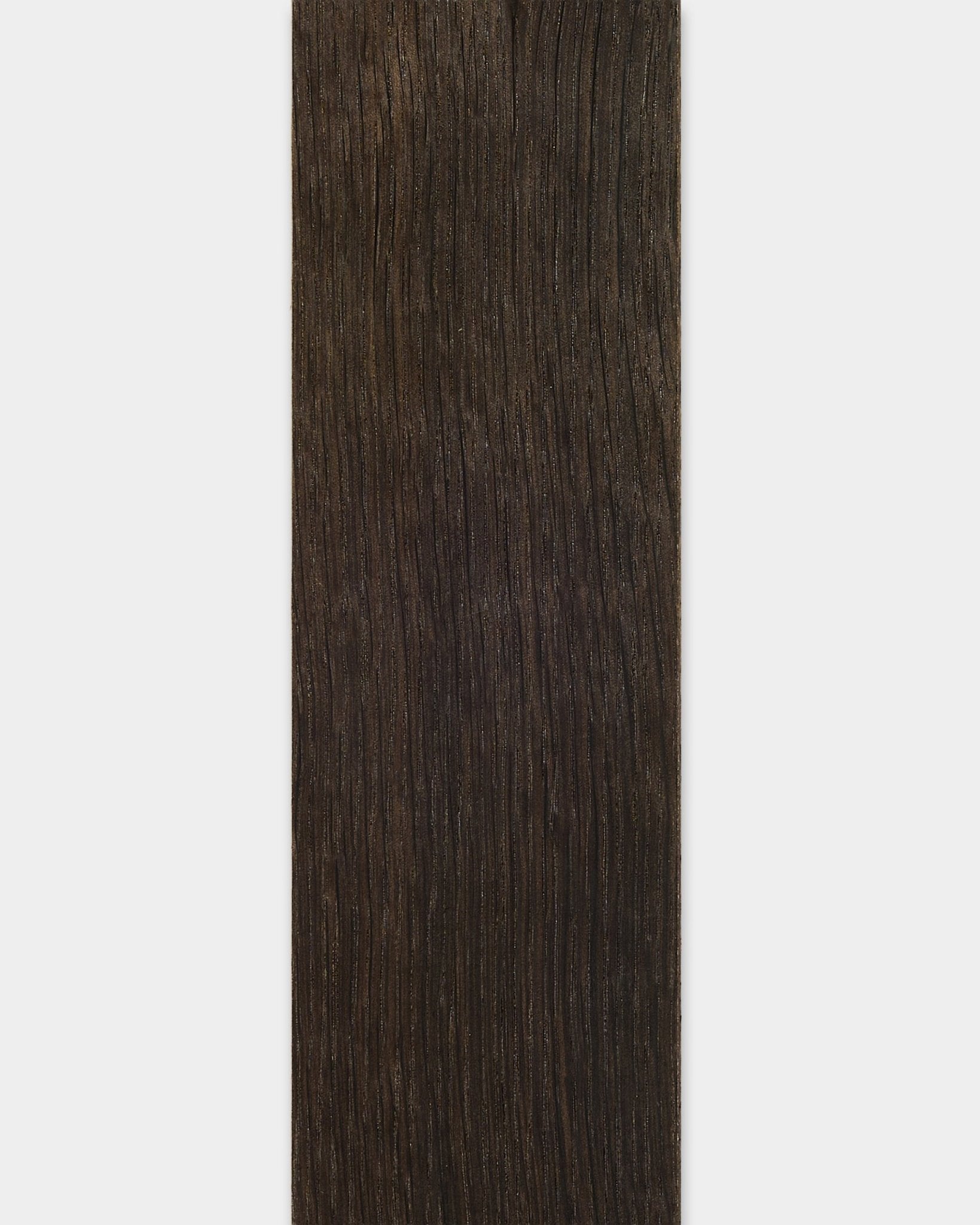 A ripa WoodUpp Lamella Rustic Smoked Oak, de 240 cm, apresenta um veio de madeira escuro em brown vertical; adequada para remate de borda ou substituição de ripas Painel acústico.