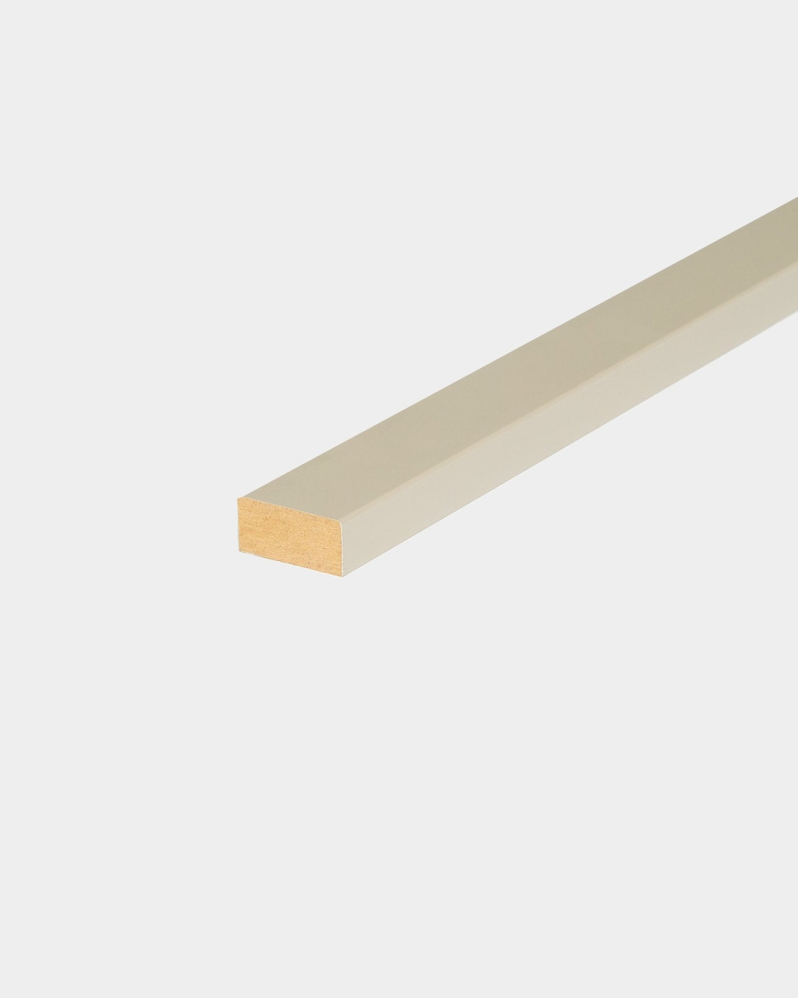 Ripa WoodUpp Lamella/Stone de 240 cm para remate de extremidade de Akupanel, com superfície beige lisa e extremidade visível, concebida para instalações nórdicas de Painel acústico.