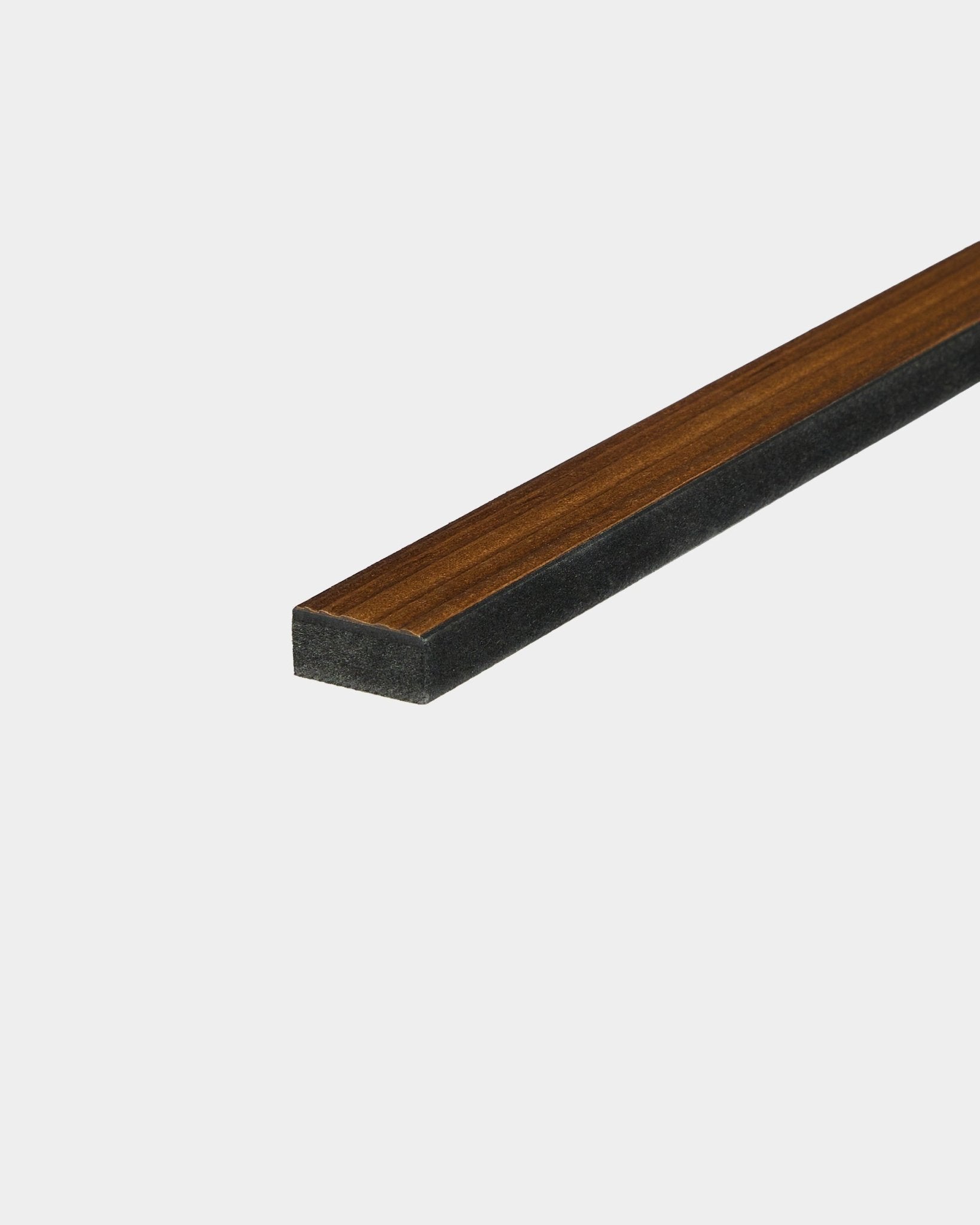 A Lamella Rustic Smoked Larch Painel acústico da WoodUpp, com 240 cm, apresenta uma ripa de madeira retangular e estreita, com base escura e topo brown, sobre um fundo branco.