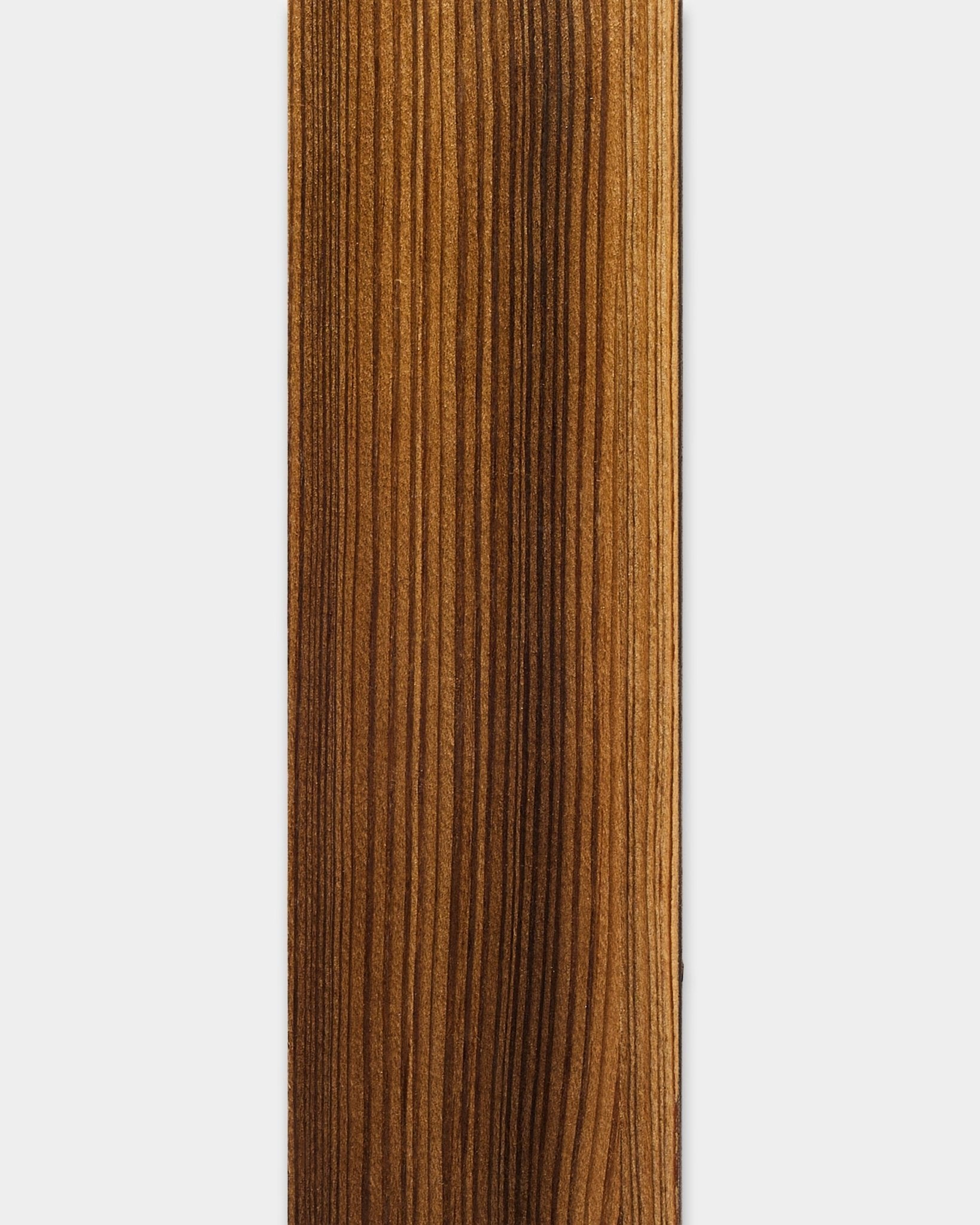 A Lamella Rustic Smoked Larch, 240 cm, da WoodUpp — uma ripa de madeira escura e lisa, pensada para painéis acústicos Akupanel ou como ripa de substituição para painel.