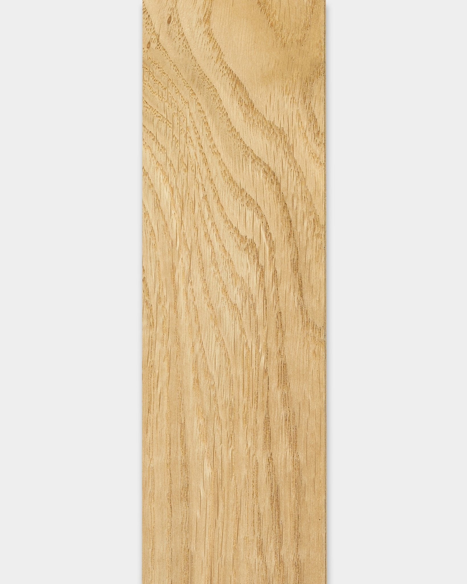 WoodUpp Lamella Rustic Natural Oak, 240 cm, usada para substituição de ripas Akupanel Painel acústico ou acabamento de bordos, com um acabamento natural claro em brown.