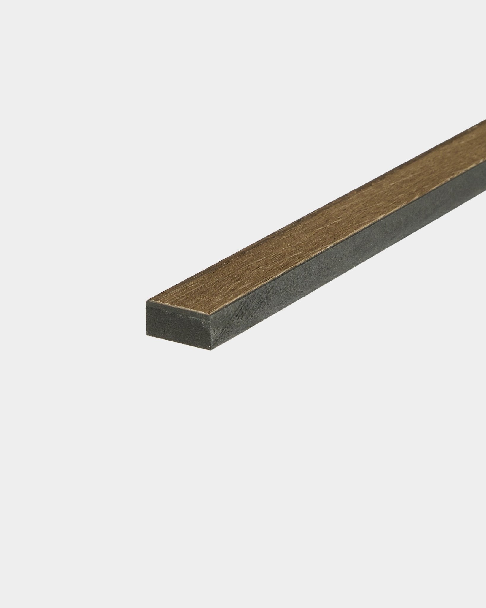 Plano aproximado de uma Lamella Rustic Grey Oak de 240 cm da WoodUpp, pensada para remate de bordos ou substituição de ripas Akupanel Painel acústico.
