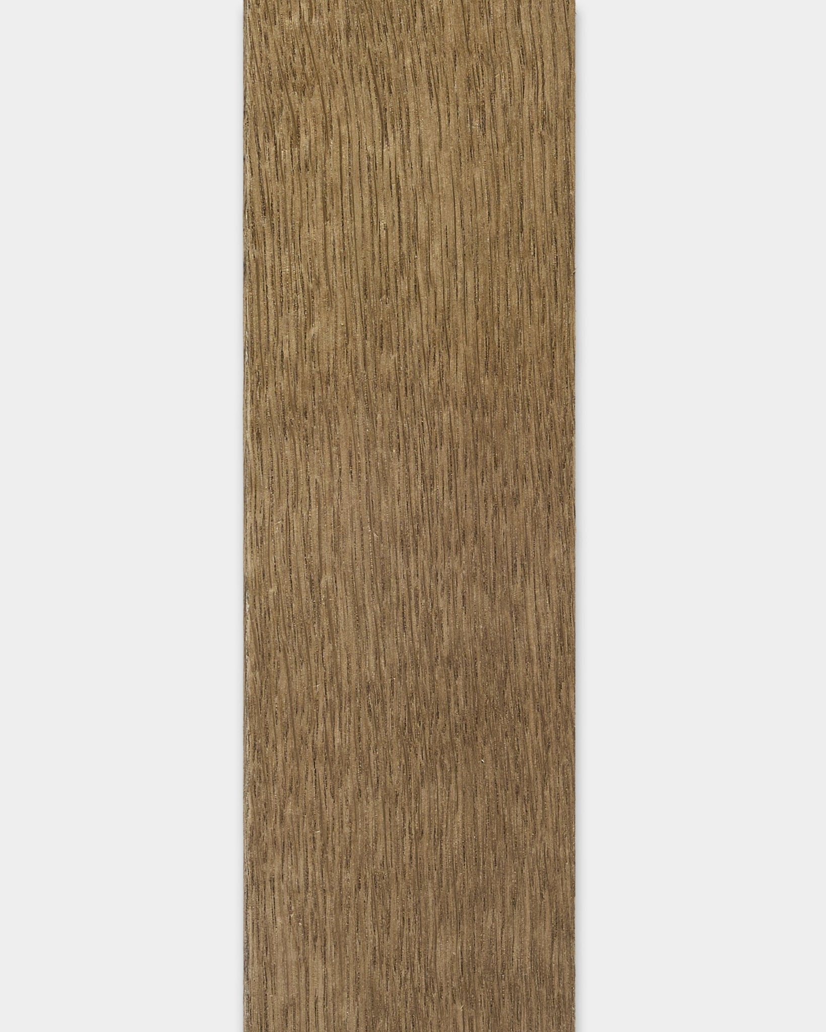 Prancha Lamella Painel acústico da WoodUpp em Rustic Grey Oak, 240 cm, com veio de madeira visível e arestas lisas sobre fundo branco.