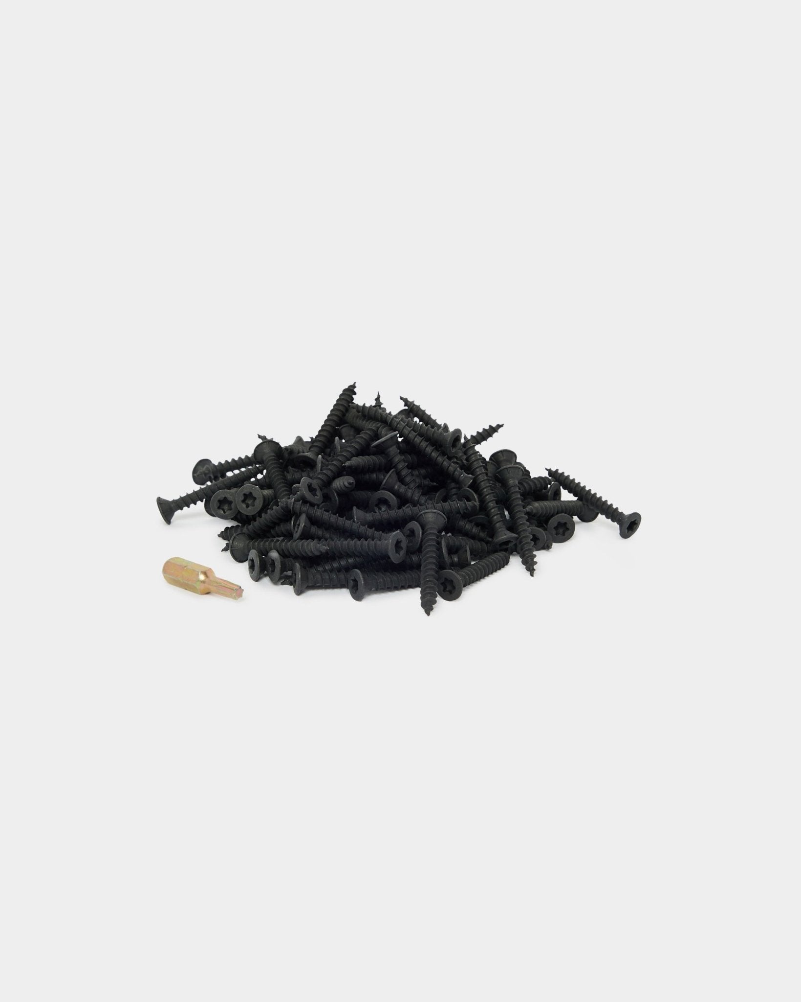 Kit de instalação WoodUpp com 100 parafusos black e bucha amarela, concebido para projetos com painéis acústicos de madeira Akupanel. Apresentado sobre fundo branco.