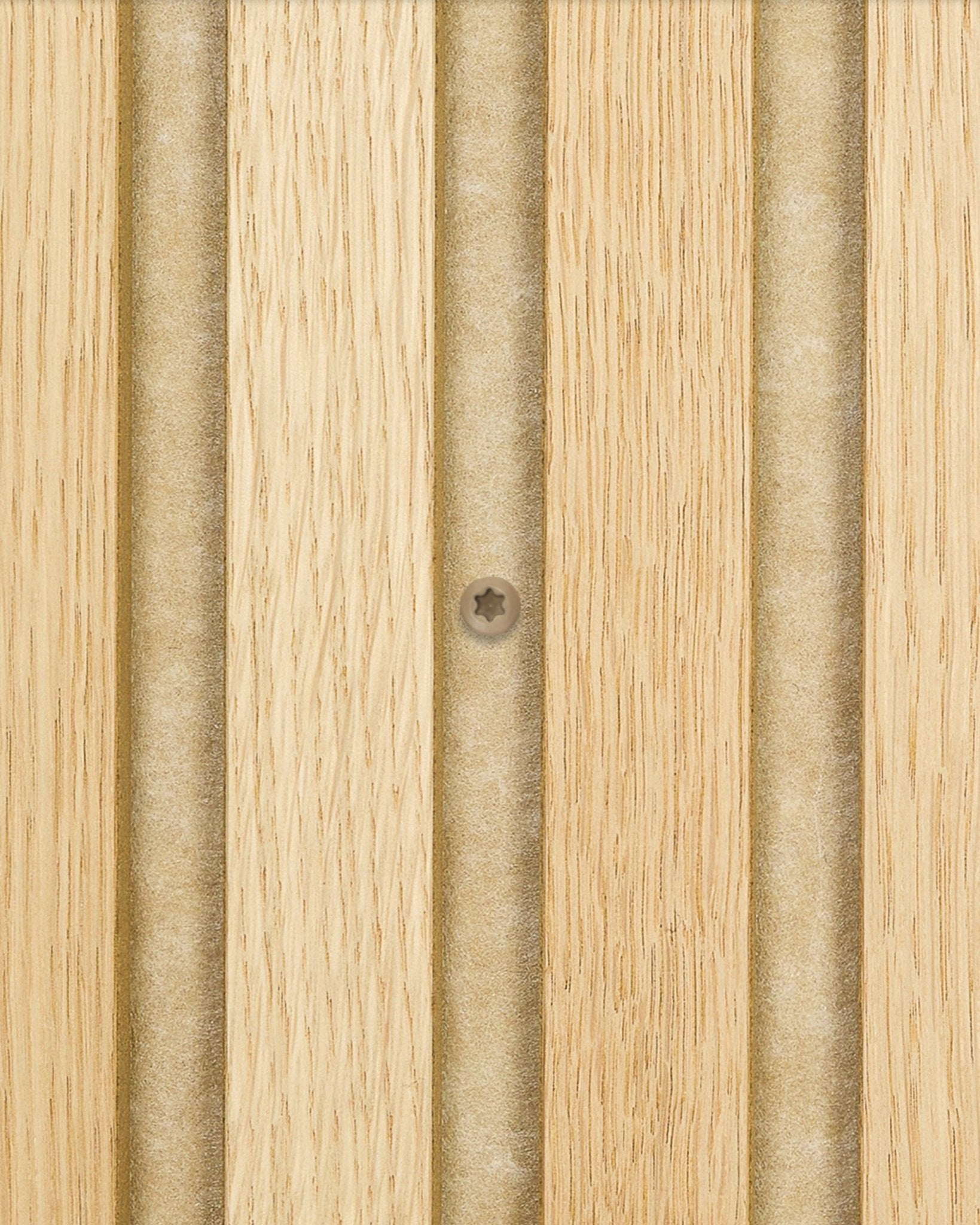 Grande plano dos parafusos de instalação WoodUpp beige, que fixam o revestimento acústico em madeira clara Akupanel com ranhuras vertical; a caixa contém 100 peças.