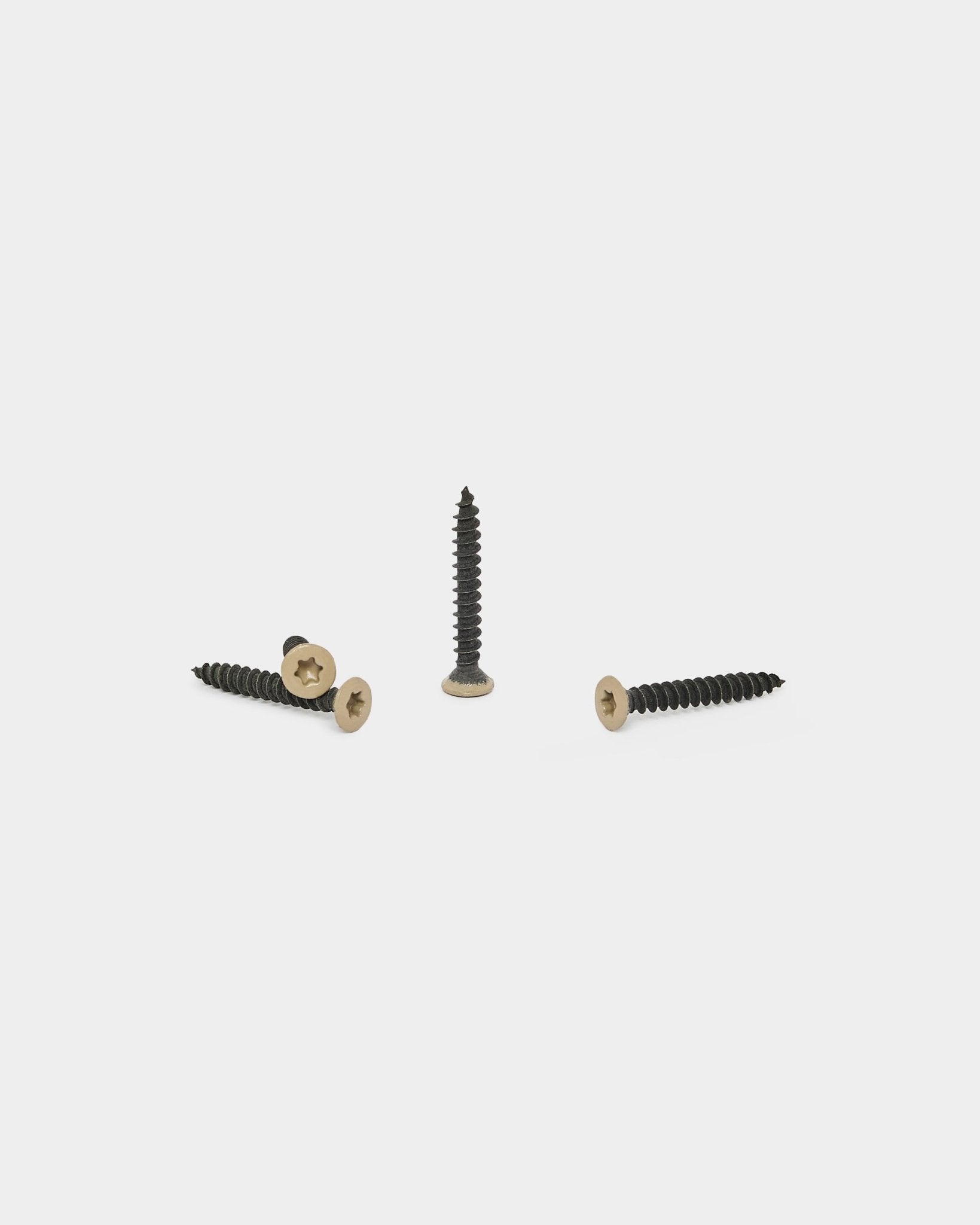 Três parafusos WoodUpp beige para instalação Akupanel Painel acústico, incluídos no conjunto Installation Products | Screws de 100 peças, apresentados sobre um fundo branco.