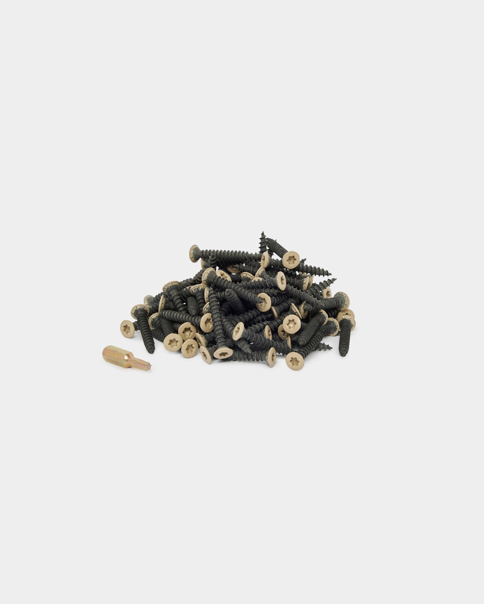100 parafusos beige e uma bucha para instalar painéis acústicos WoodUpp, apresentados sobre um fundo branco liso.