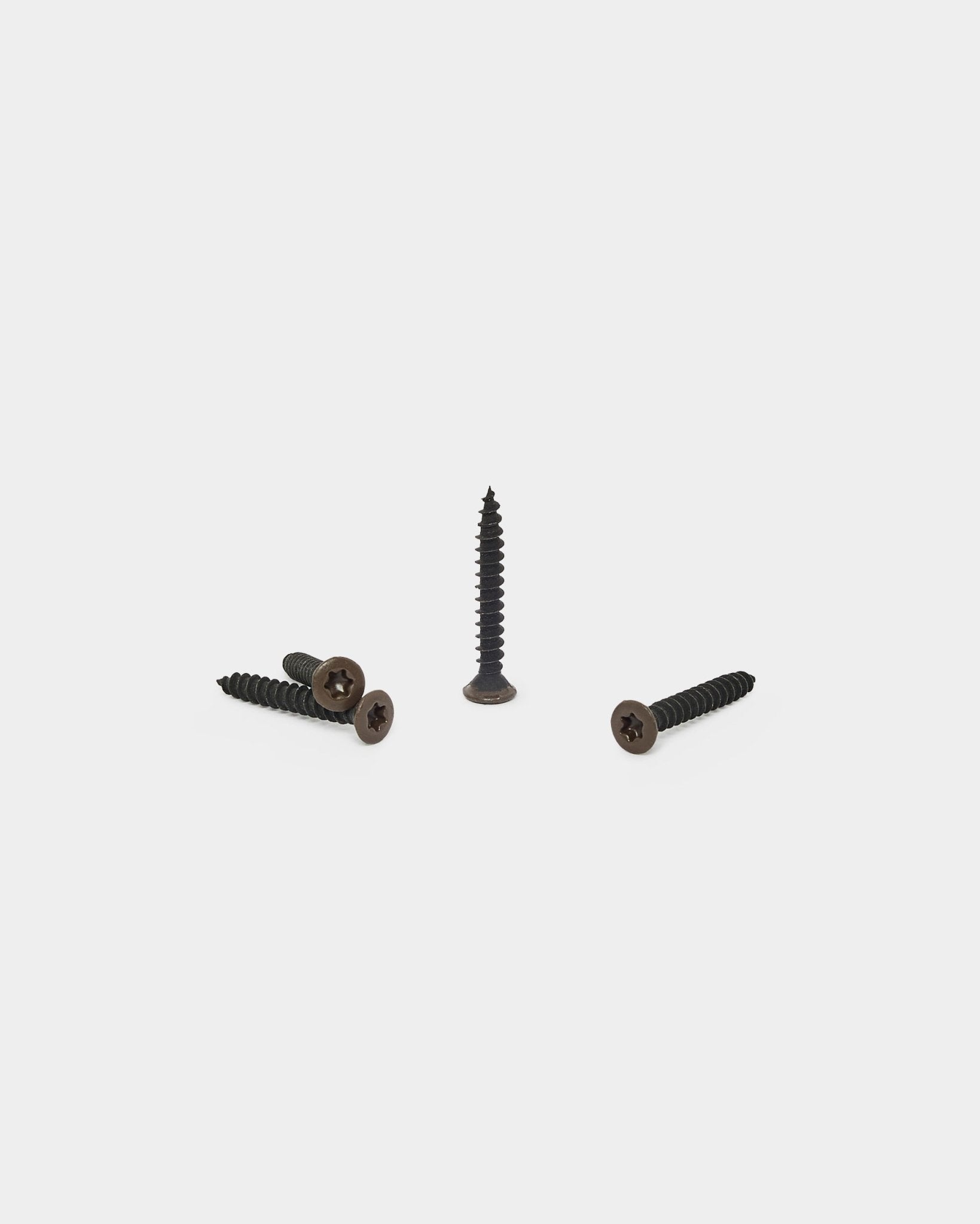 Três parafusos WoodUpp bronzed brown, um na vertical e dois deitados, concebidos para fixar o suporte em feltro aos painéis acústicos Akupanel. Embalagem de 100.