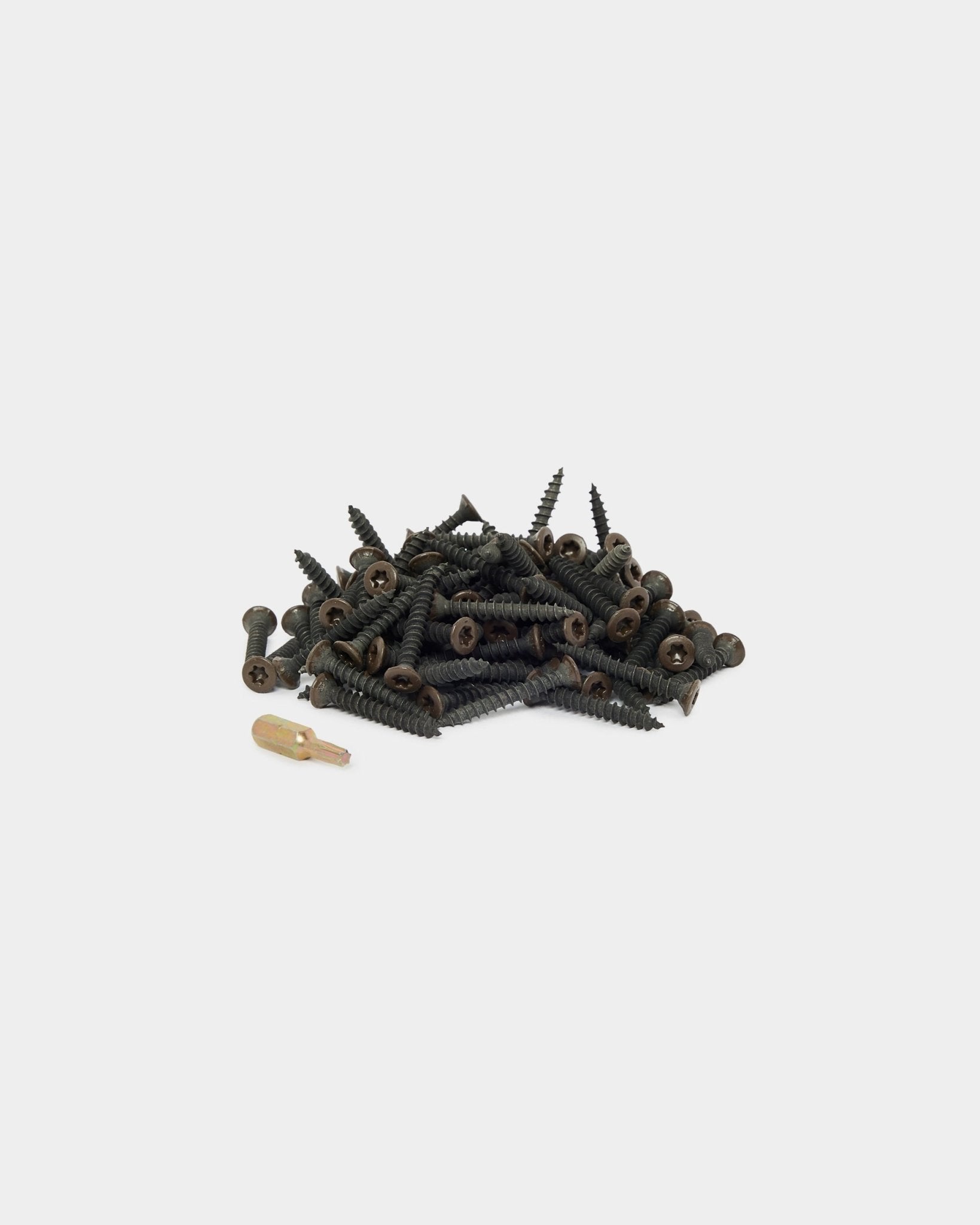 Parafusos de instalação WoodUpp bronzed brown (100 unid.) e uma única bucha de parede beige apresentados sobre um fundo branco liso, concebidos para instalação Painel acústico.