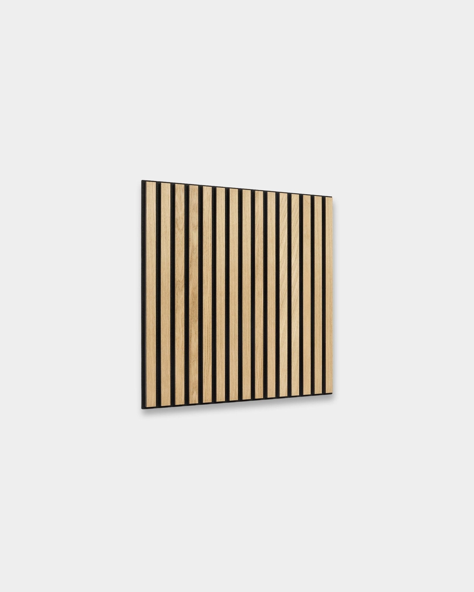 WoodUpp Akupixel Painel acústico, 60x60 cm, ripas Classic Oak sobre feltro black e MDF, design nórdico minimalista de inspiração escandinava.