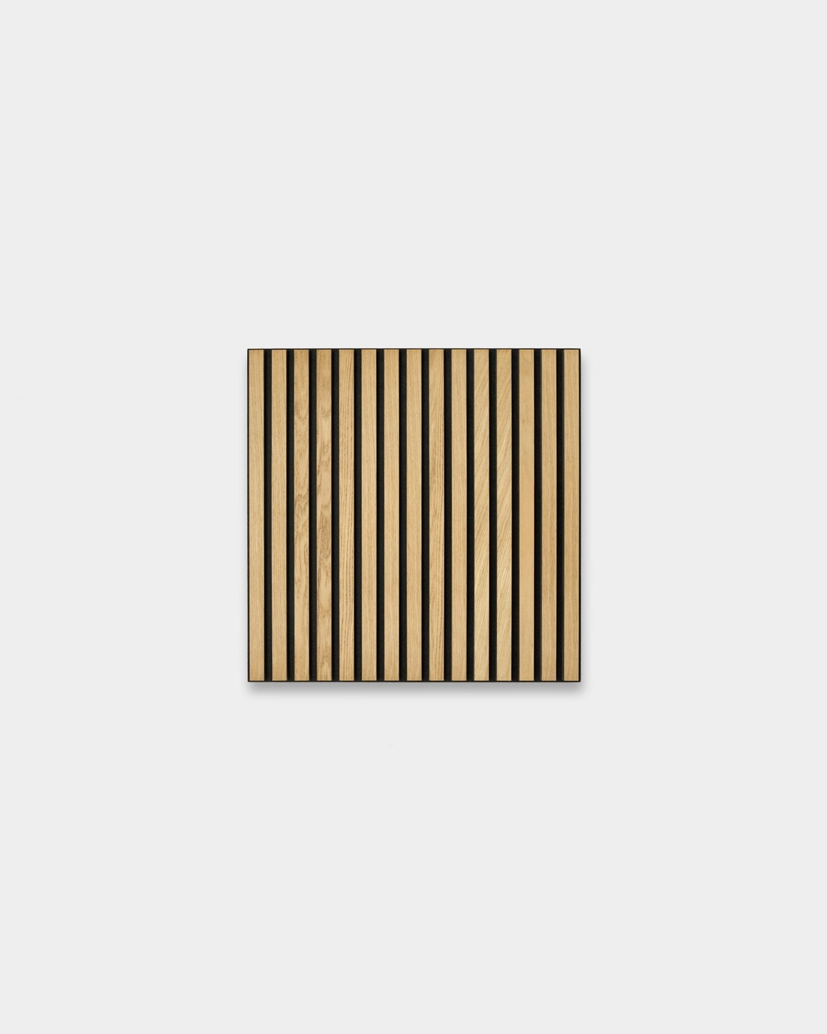 Akupixel Painel acústico da WoodUpp com riscas alternadas vertical em folha de carvalho clássico e feltro black sobre MDF black, 60x60 cm, design escandinavo.