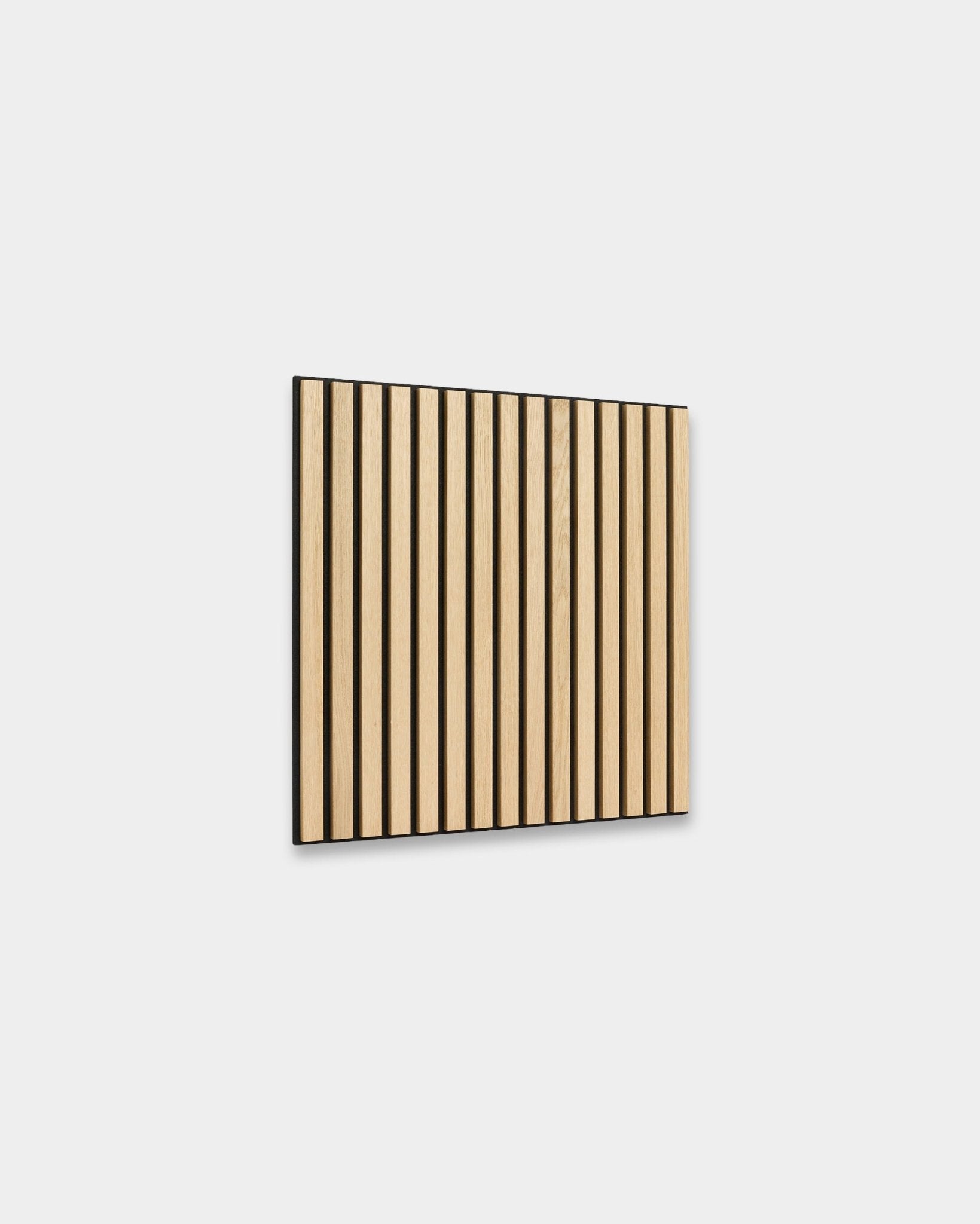WoodUpp Akupixel em Classic Oak com feltro black, 60x60 cm, com ripas uniformemente espaçadas e um design nórdico minimalista.
