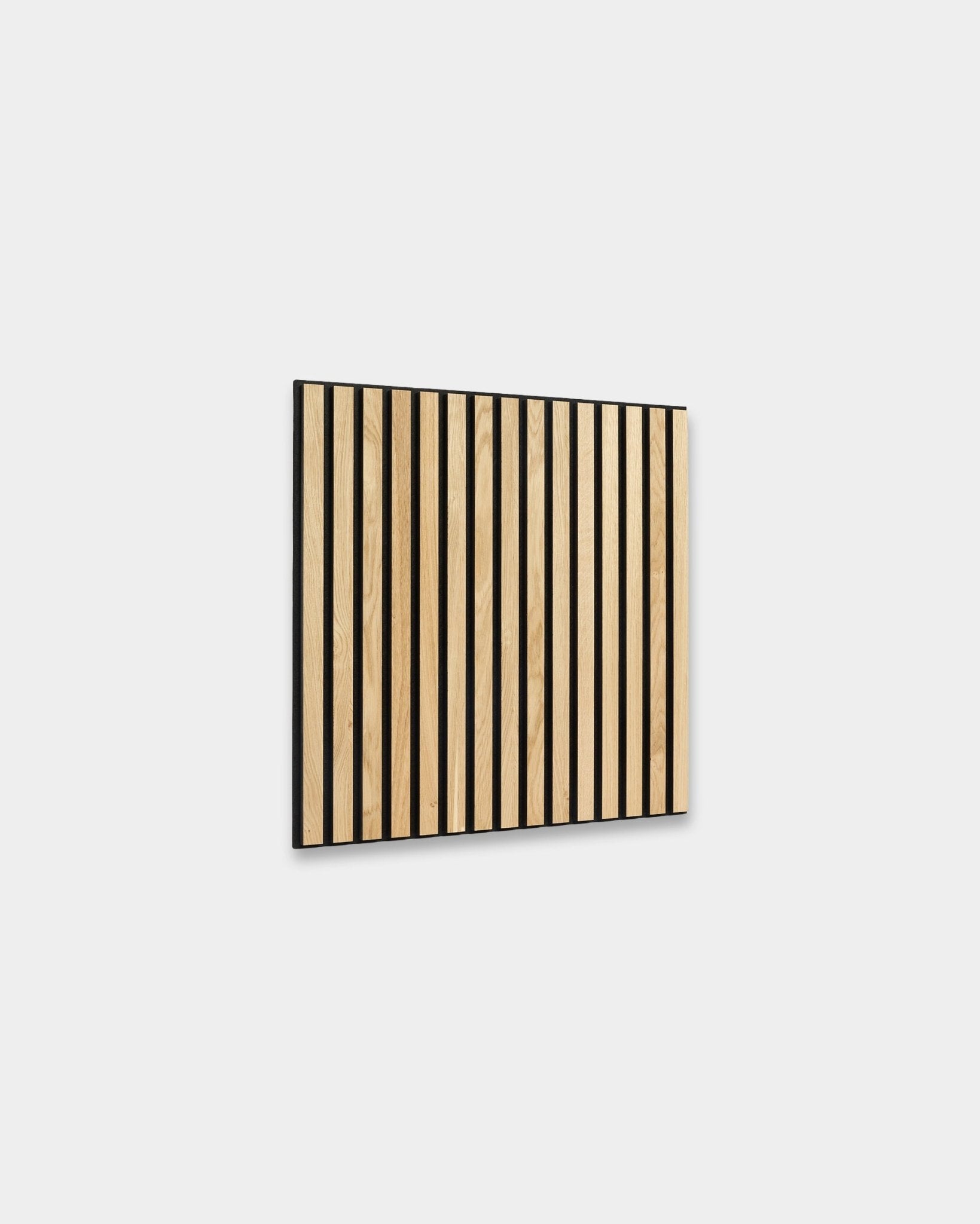 WoodUpp Akupixel Rustic Natural Oak Painel acústico, 60x60 cm, com vertical carvalho e ripas black sobre um fundo cinzento-claro, ideal para interiores nórdicos.