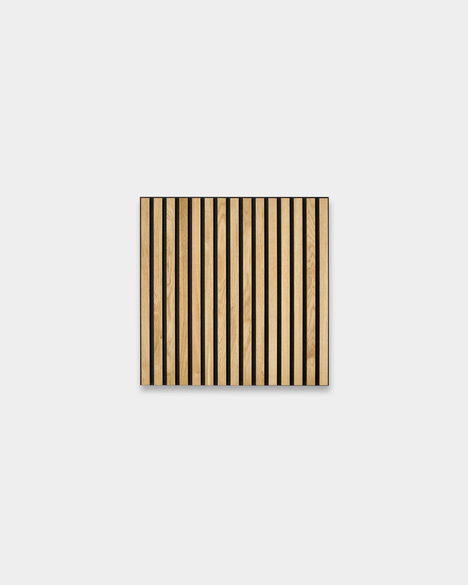 WoodUpp Akupixel Rustic Natural Oak 60x60cm Painel acústico com carvalho claro vertical e faixas black, apresentado sobre um fundo liso cinzento-claro.