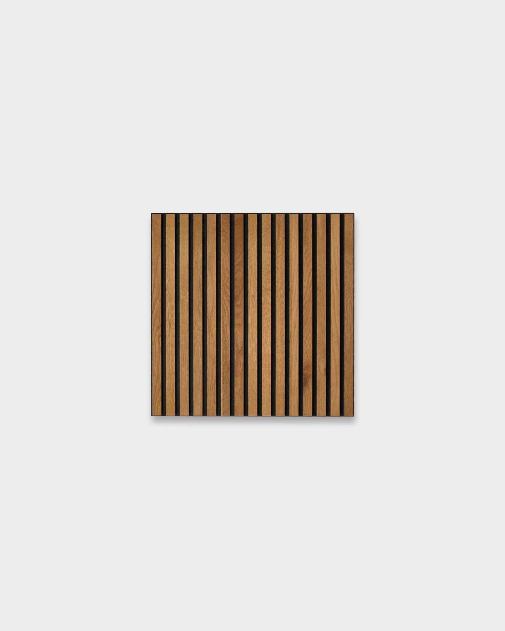 Akupixel Brown Oak 60x60 cm Painel acústico da WoodUpp apresenta um design nórdico com alternância entre madeira clara brown e faixas black sobre um fundo cinzento.