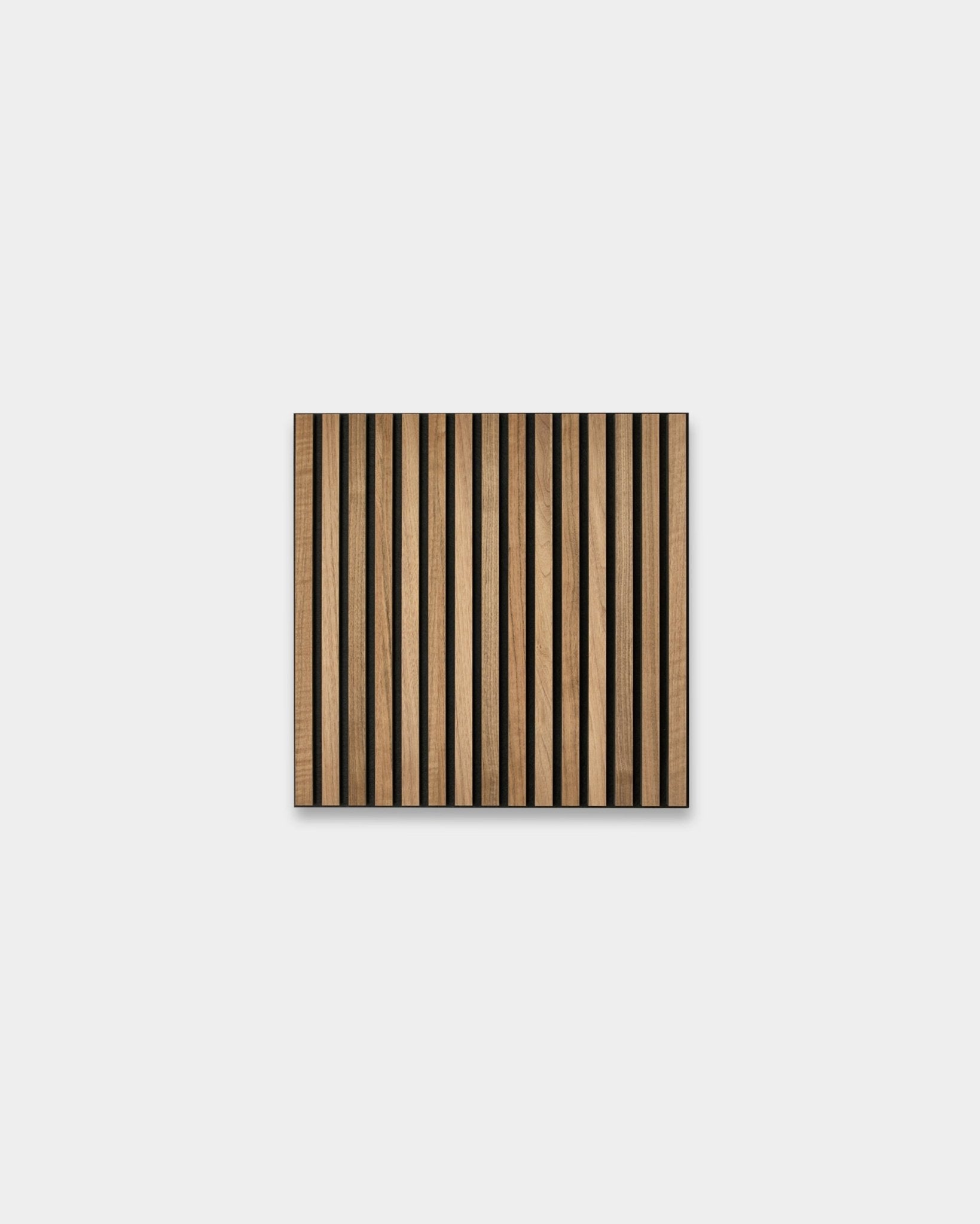 O WoodUpp Akupixel Painel acústico em nogueira, 60 x 60 cm, apresenta um design escandinavo com ripas e faixas alternadas de madeira clara e escura sobre uma base cinzenta.