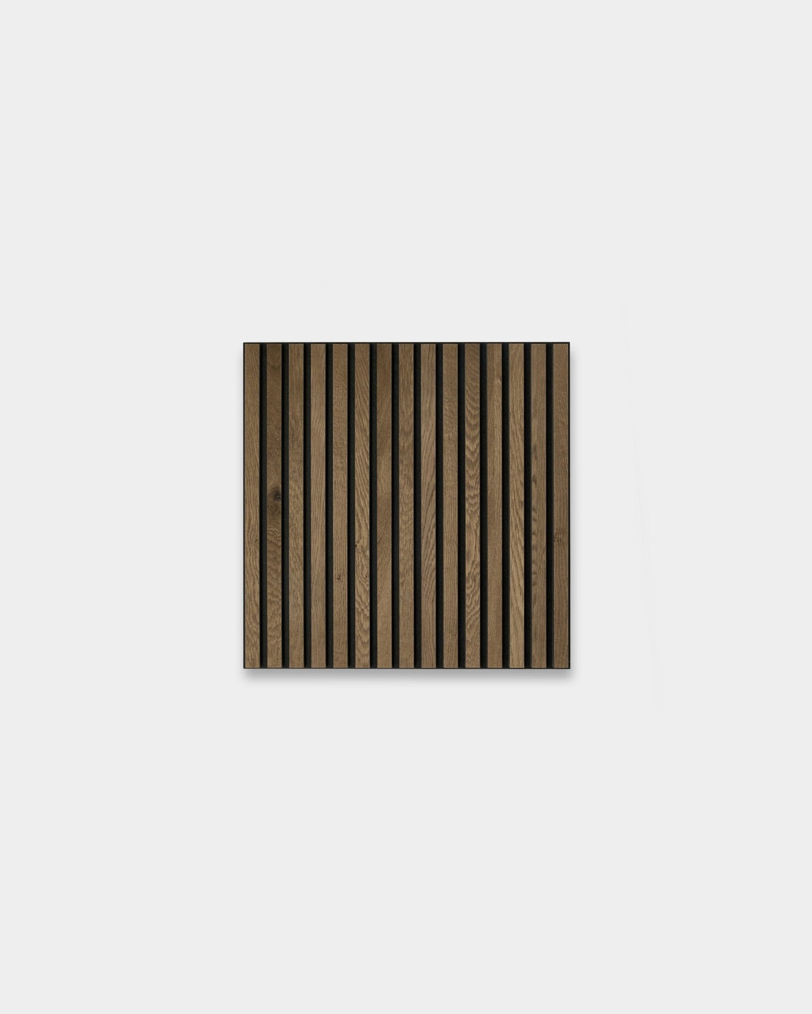 WoodUpp Akupixel Grey Oak 60x60cm: Painel acústico quadrado de estilo escandinavo com ripas em carvalho claro e escuro vertical sobre um fundo cinzento-claro.