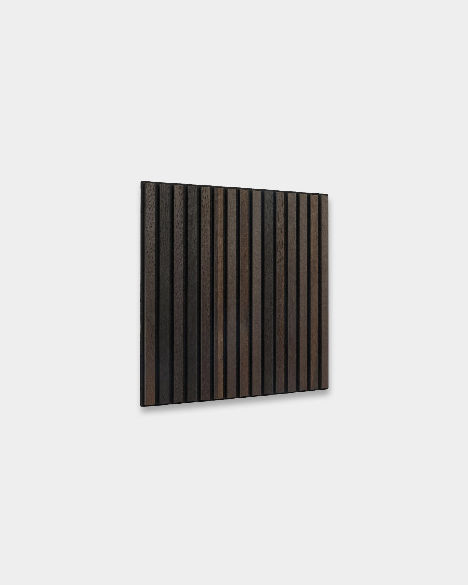 WoodUpp Akupixel Painel acústico em Smoked Oak, 60x60 cm, com vertical black e ripas escuras em brown, num design minimalista de inspiração nórdica.
