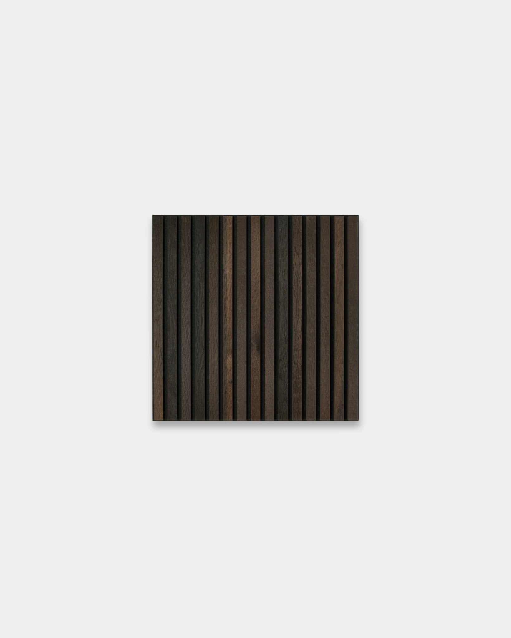 WoodUpp Akupixel Smoked Oak Painel acústico, 60x60 cm, retangular, com ripas de madeira brown escuras e claras sobre um fundo cinzento-claro de estilo escandinavo.