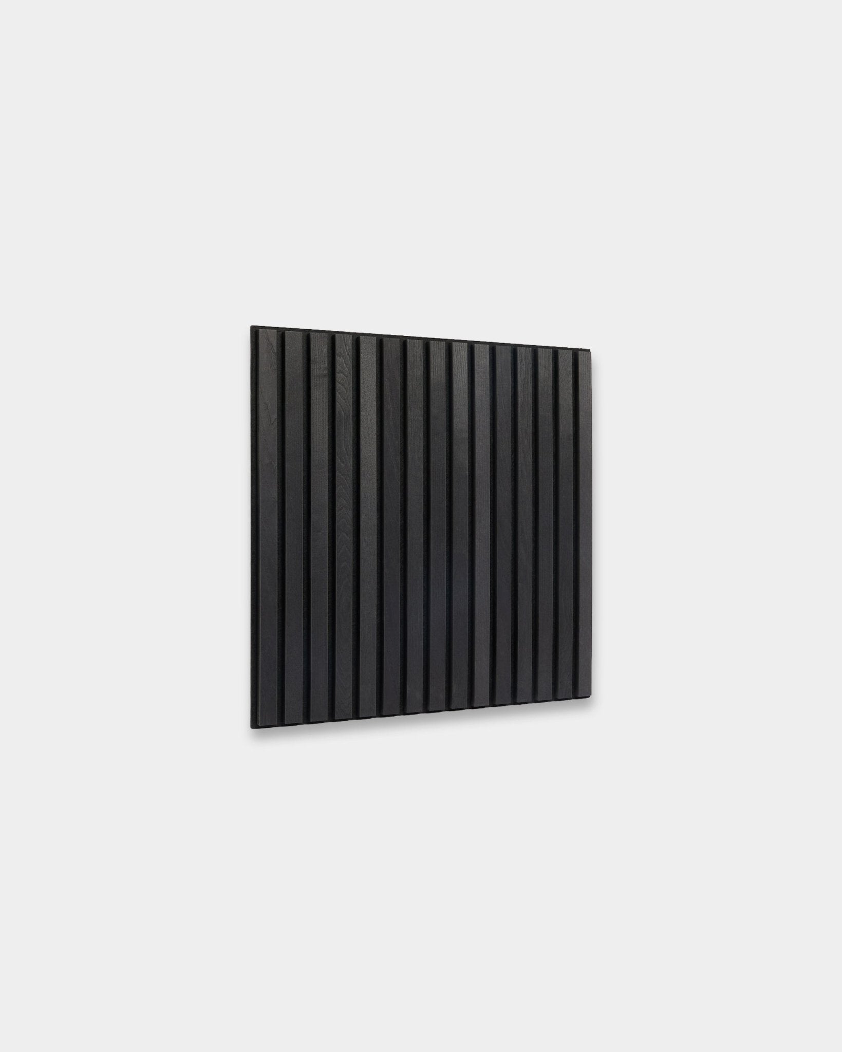 WoodUpp Akupixel Black Ash Painel acústico (60x60 cm) com ripas de madeira vertical montadas numa parede cinzento-claro, a mostrar um design escandinavo minimalista.