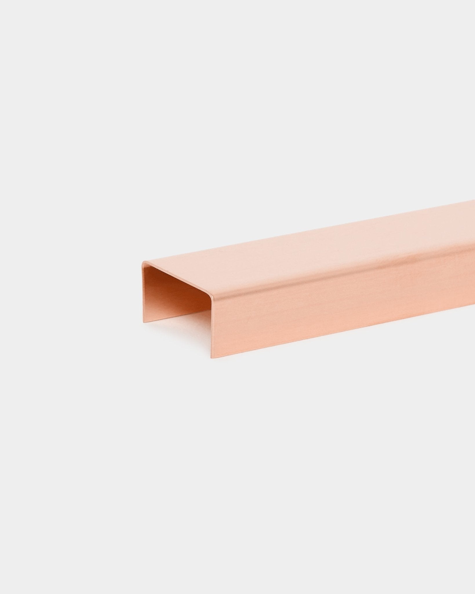 O Liva | Cover / Copper, 20 cm da WoodUpp é um acessório retangular copper para painéis acústicos Akupanel, apresentado sobre um fundo branco liso.