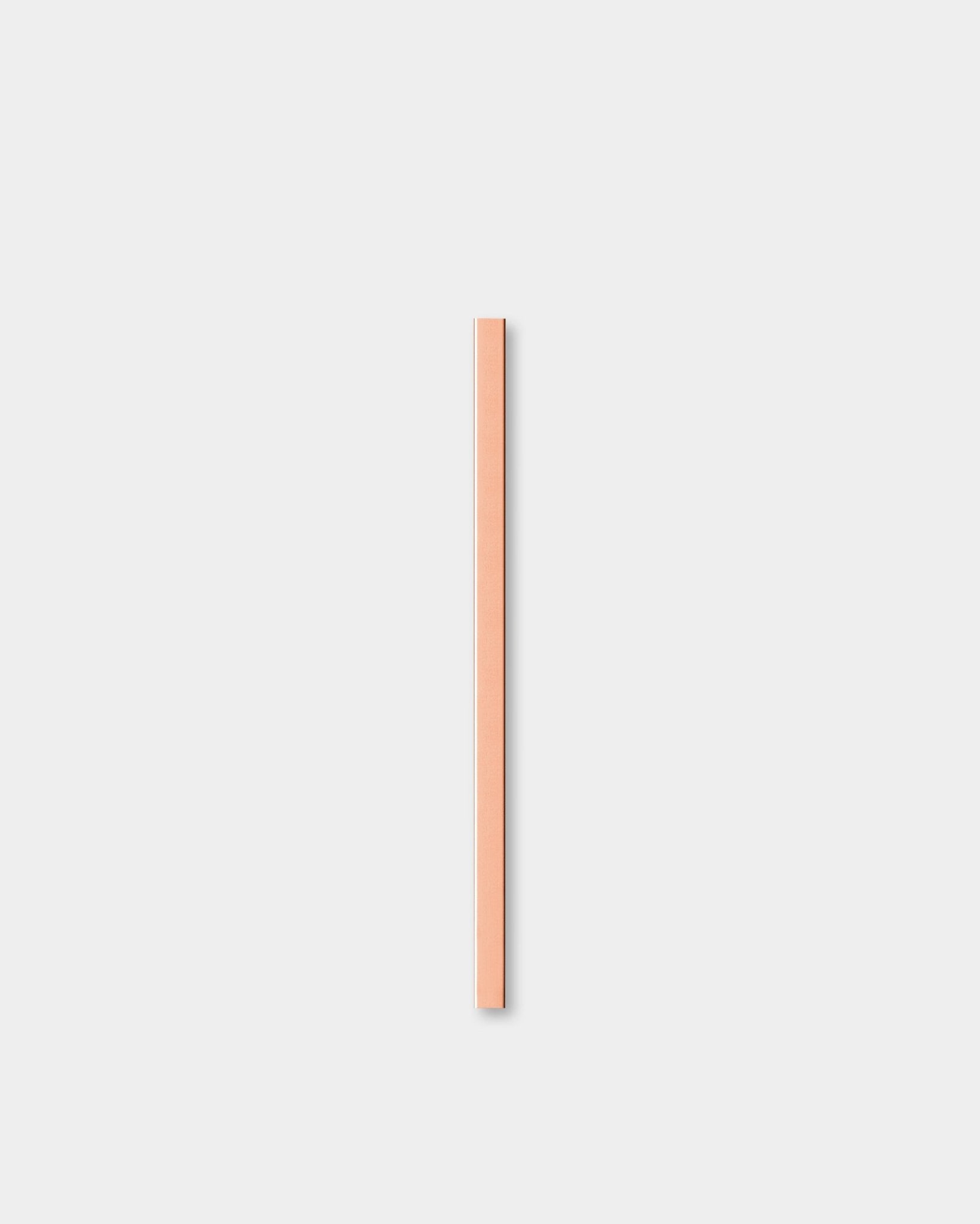 O Liva | Cover / Copper, 60 cm Painel acústico da WoodUpp está colocado na vertical contra um fundo liso cinzento-claro.