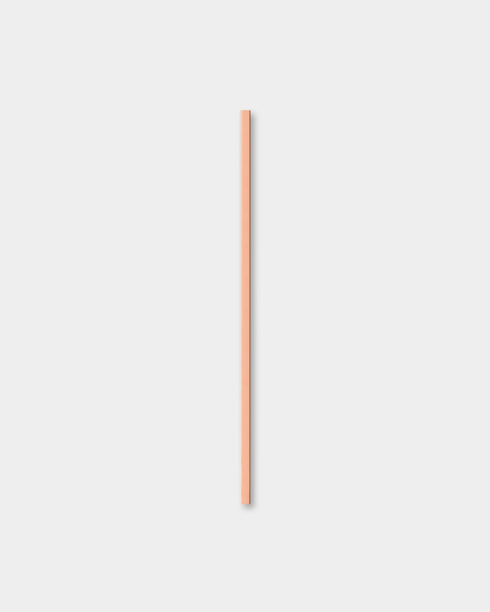 WoodUpp Liva Cover em Copper, 120 cm, um acessório em madeira brown e leve, concebido para usar com os painéis acústicos de madeira Nordic Akupanel como um apontamento minimalista.