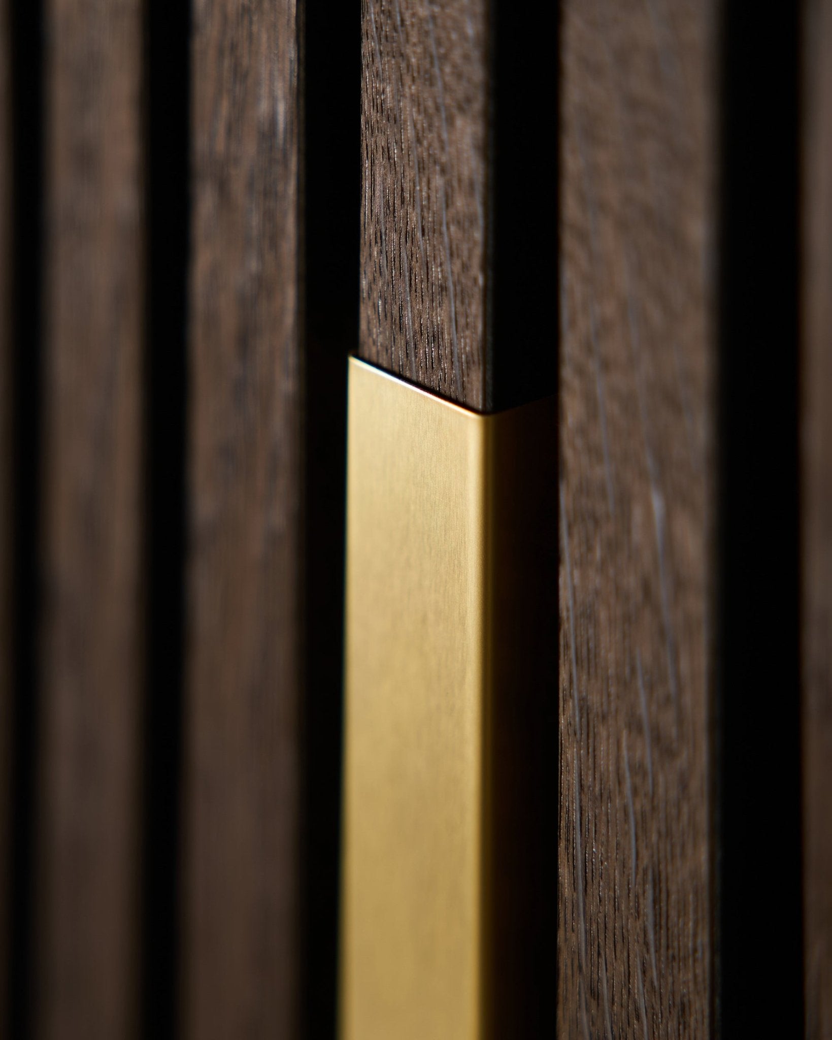 Grande plano do Liva | Cover / Brass, 120 cm da WoodUpp — um Painel acústico vertical com acabamento dourado mate, concebido para aplicações decorativas em parede.