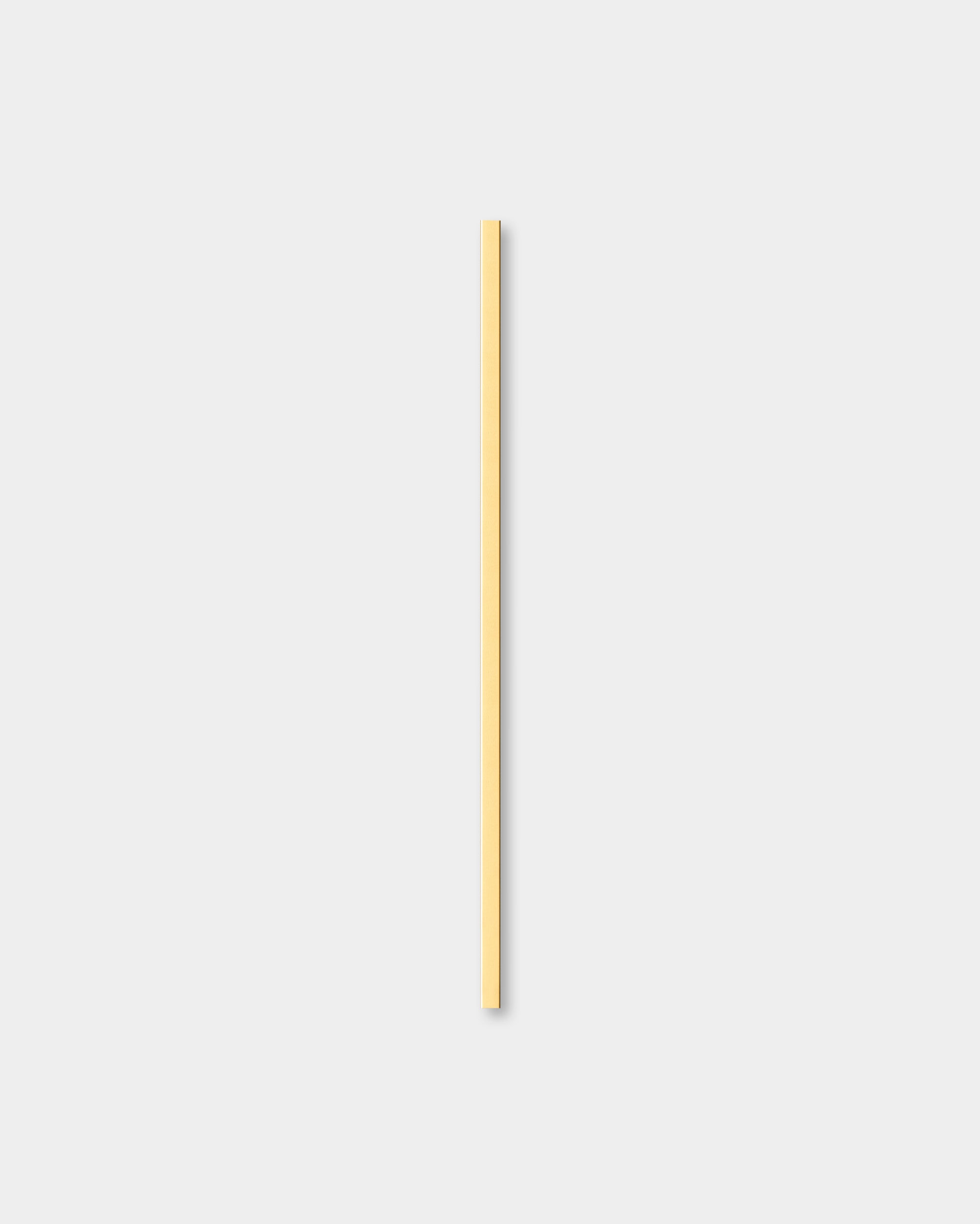 O(a) Liva | Cover / Brass, 120 cm Painel acústico da WoodUpp está centrado(a) sobre um fundo cinzento-claro liso, evidenciando o seu design nórdico minimalista.