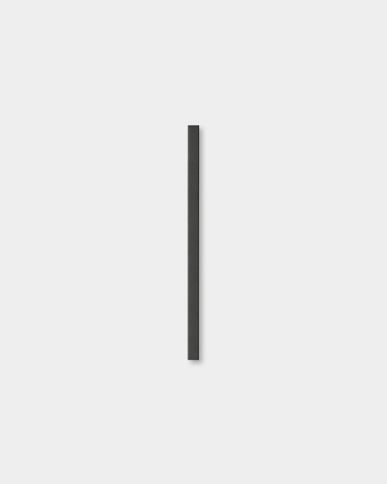 O Liva | Cover / Black Aluminum 60 cm da WoodUpp é um Painel acústico minimalista, com uma única linha de black vertical sobre um fundo cinzento-claro.