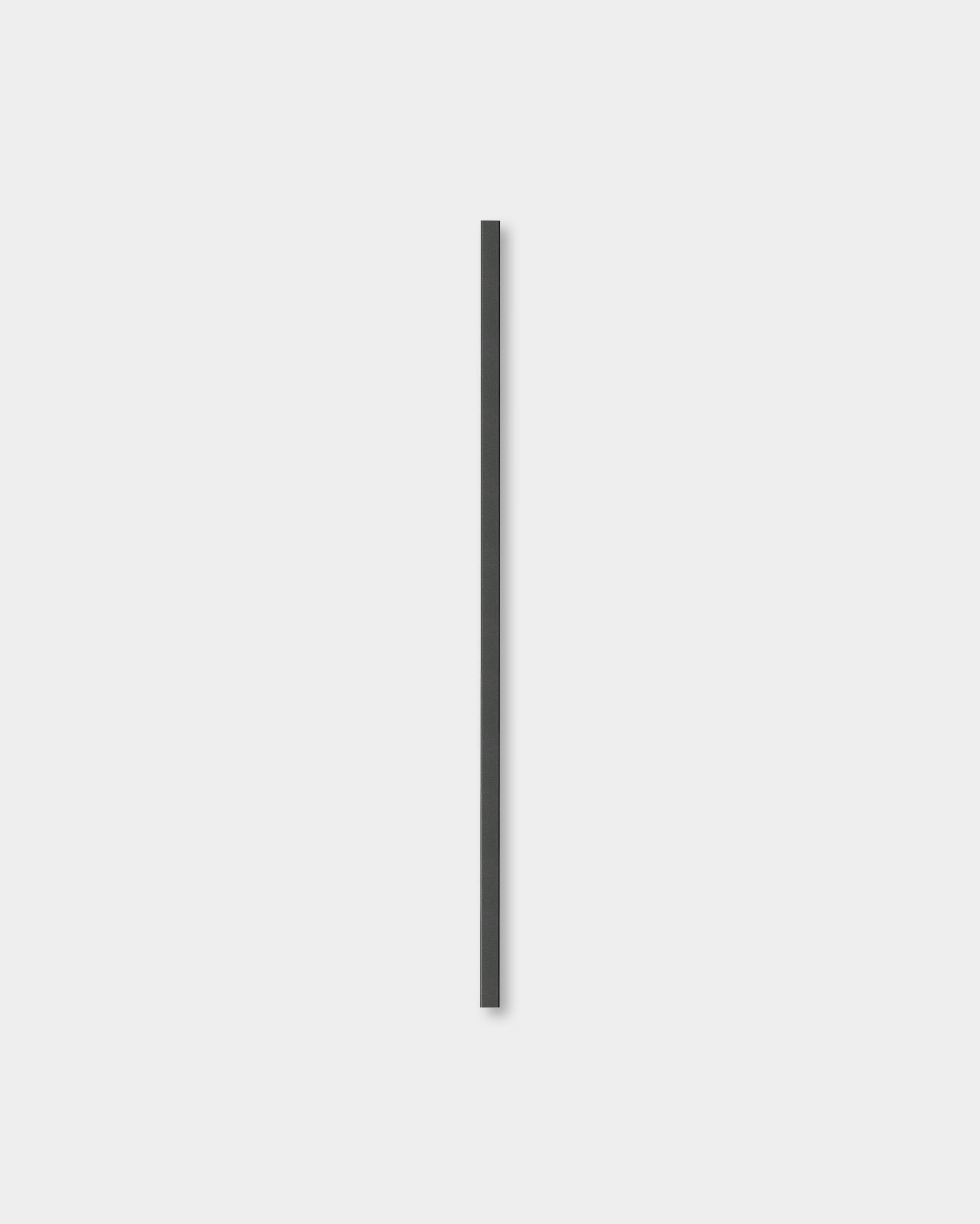 A Liva | Cover em alumínio black, 120 cm, da WoodUpp, concebido como uma cobertura vertical para painéis acústicos de madeira Akupanel ou interiores nórdicos minimalistas.