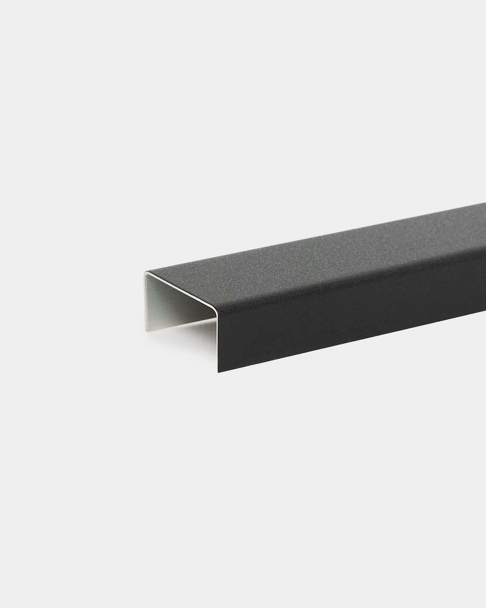 A cobertura em U Liva em alumínio black (120 cm) da WoodUpp, concebida para painéis acústicos Akupanel, apresentada sobre um fundo branco liso.
