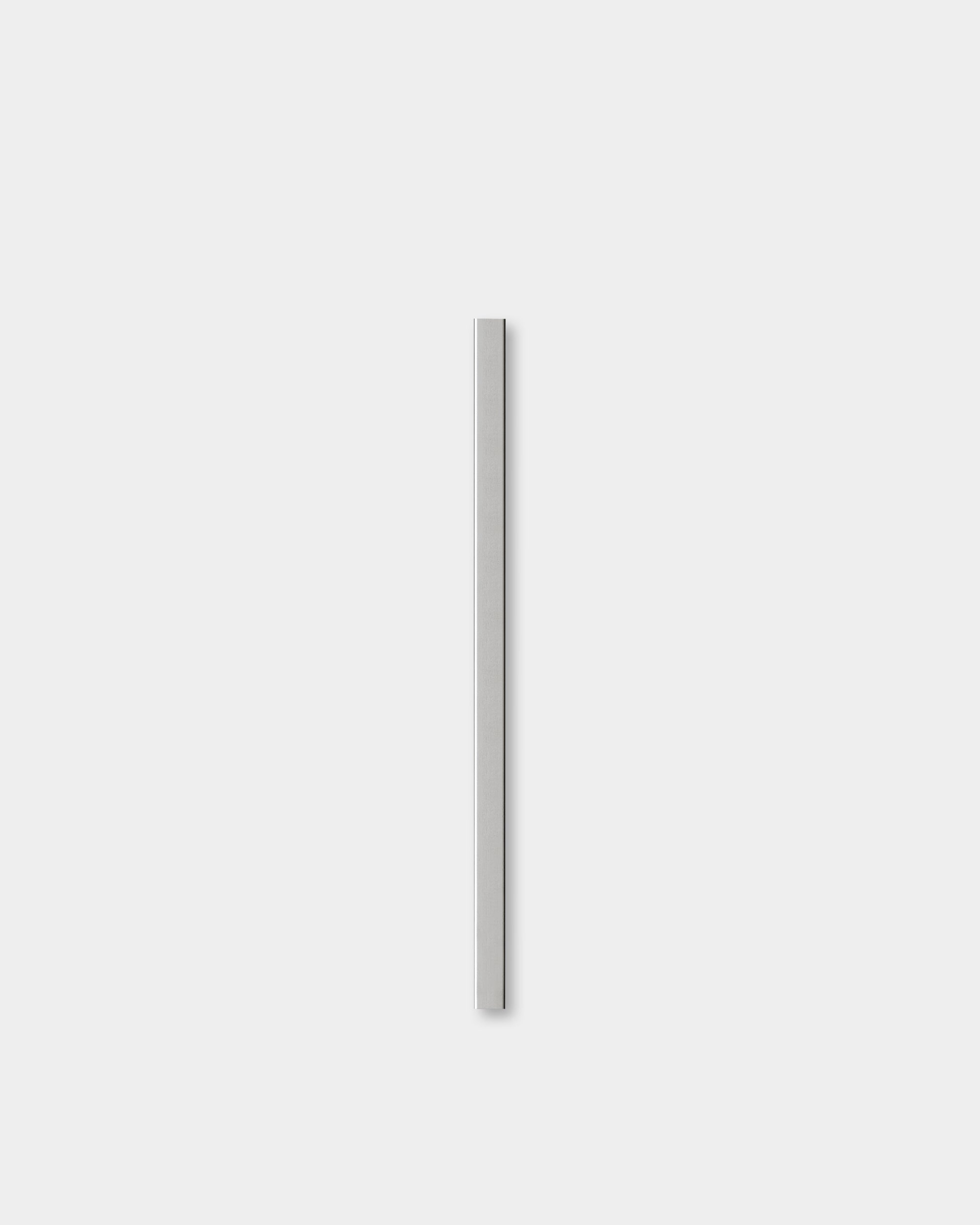 A Liva | Cover em steel polido (60 cm) da WoodUpp apresentado sobre um fundo cinzento-claro, destacando o seu design nórdico minimalista Painel acústico.