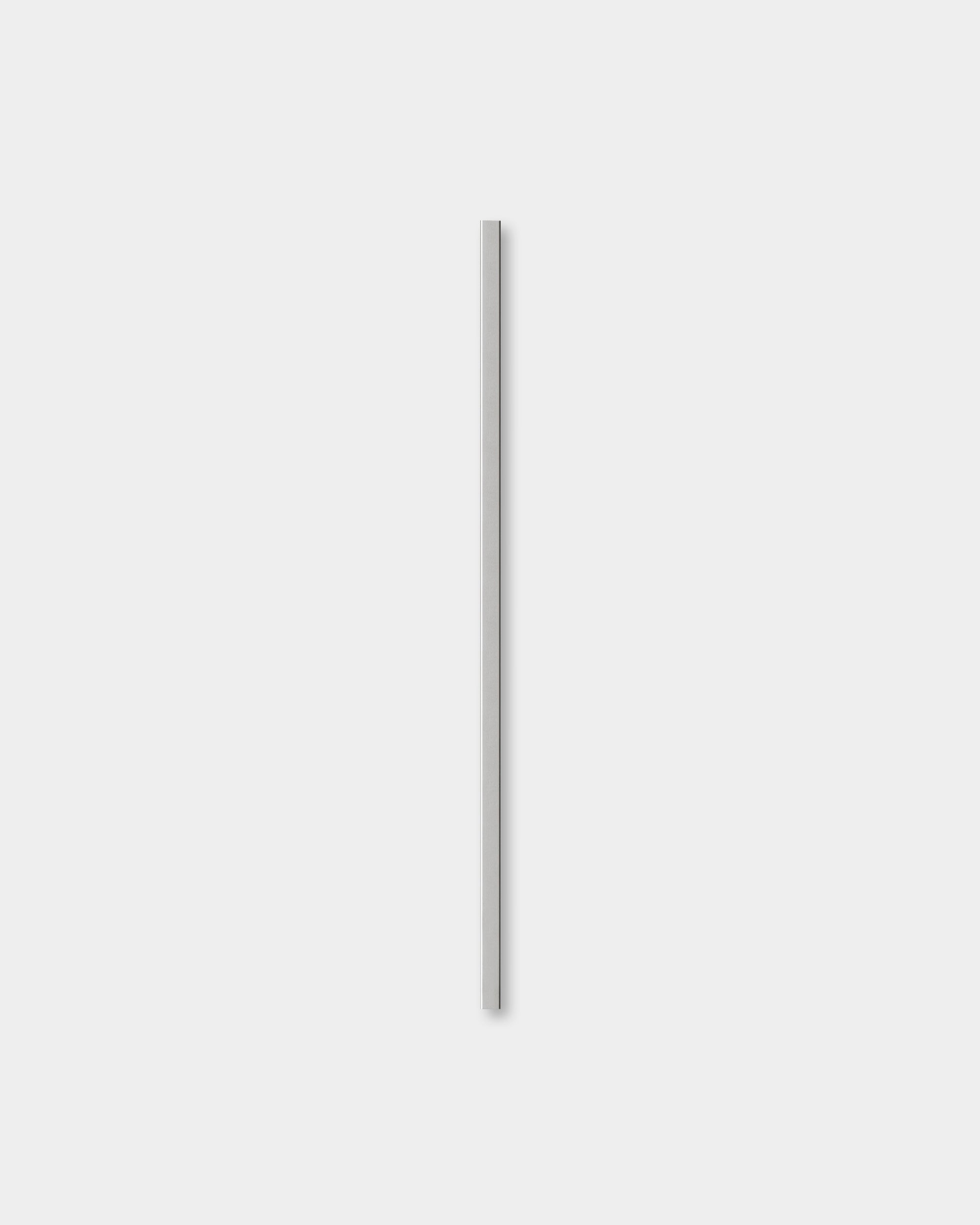 Uma única capa Liva polida em steel, com 120 cm de altura, da WoodUpp, está posicionada na vertical sobre um fundo cinzento-claro, destacando o seu design nórdico moderno.