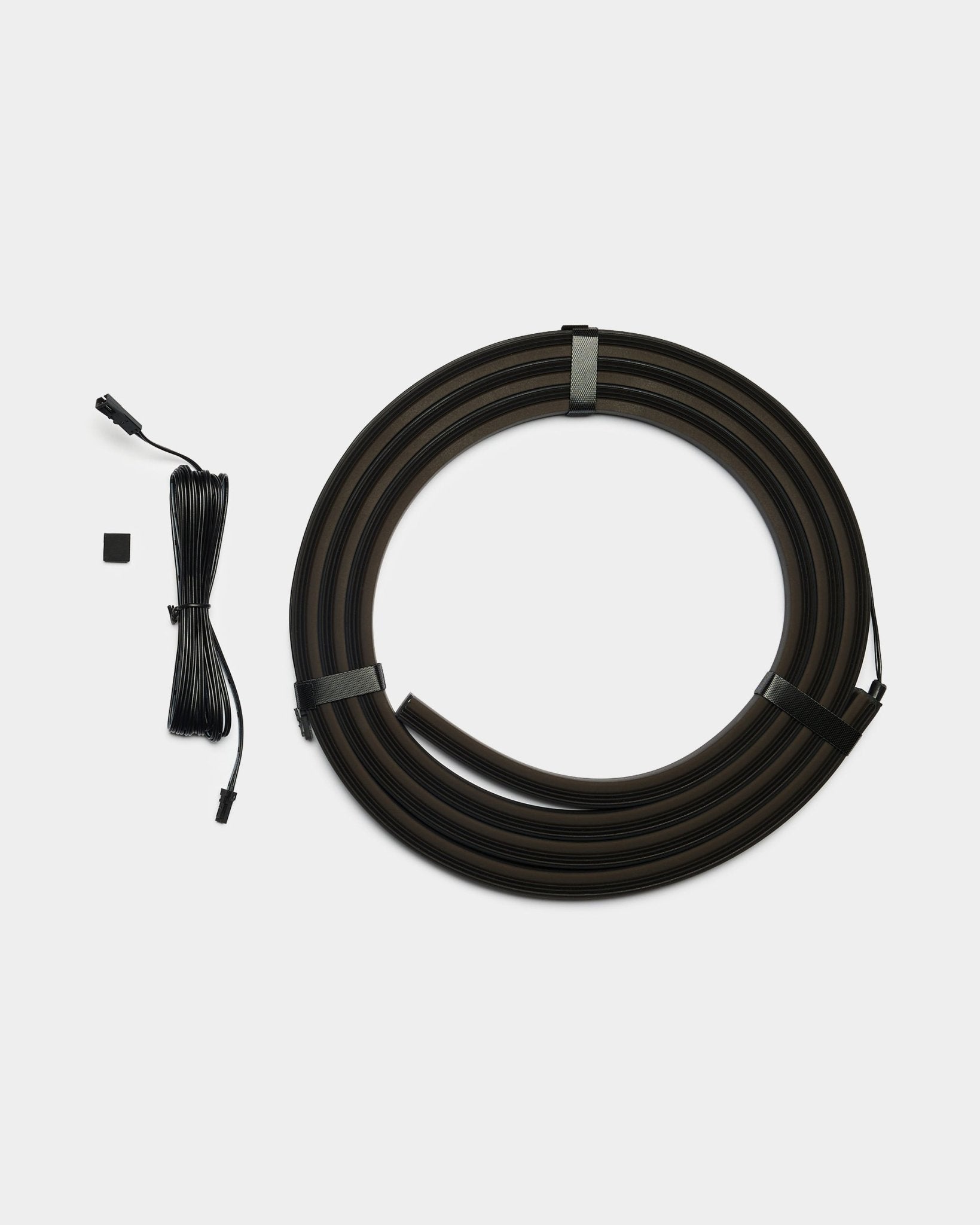 Fita LED Lumi da WoodUpp, com duas tiras black de 240 cm com conectores e um componente small, concebida para integração com painéis acústicos e compatível com Philips Hue.