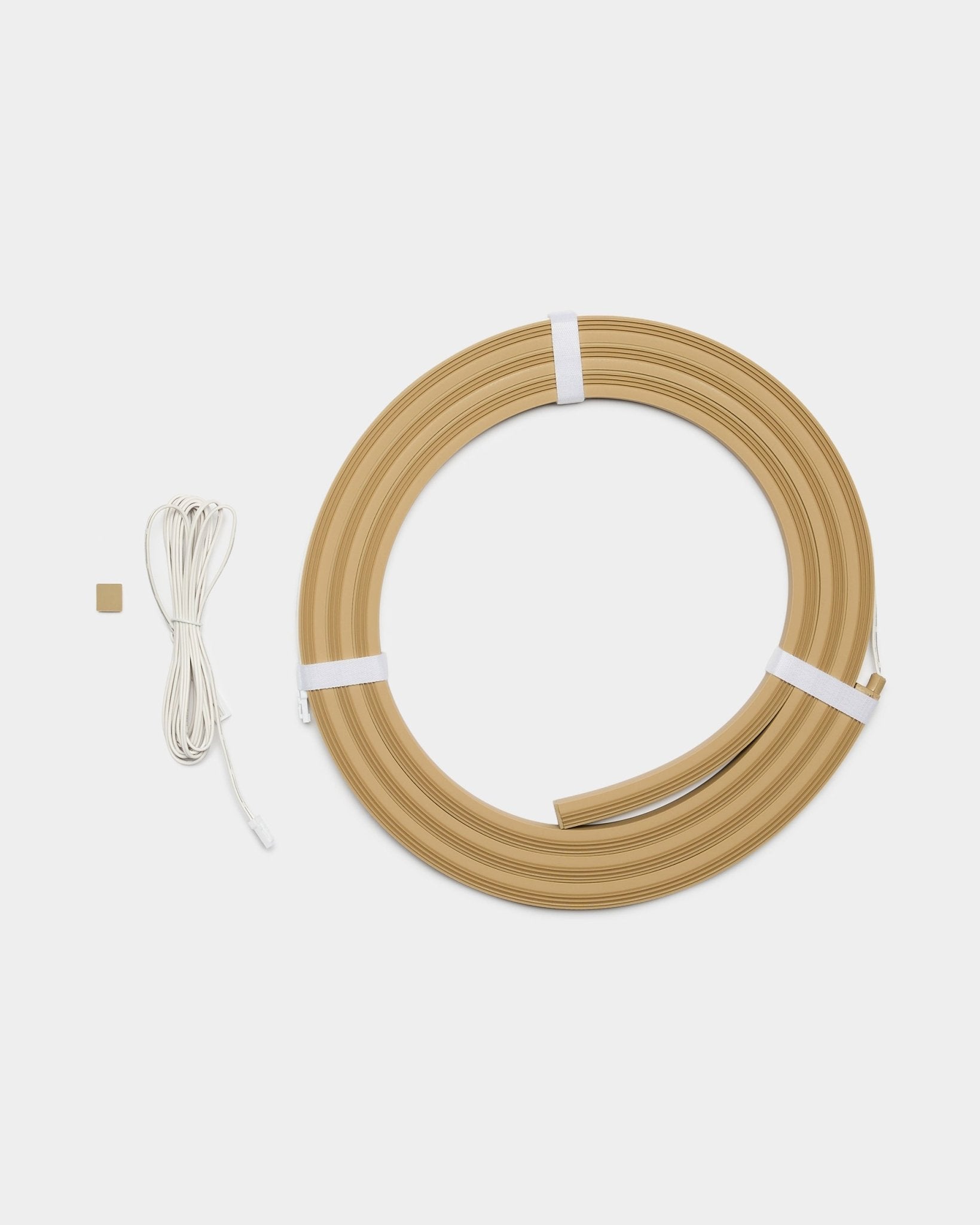 Fita LED WoodUpp Lumi em beige, com 240 cm de comprimento, concebida para integrar com os painéis acústicos Akupanel ou outros projetos LED da WoodUpp.