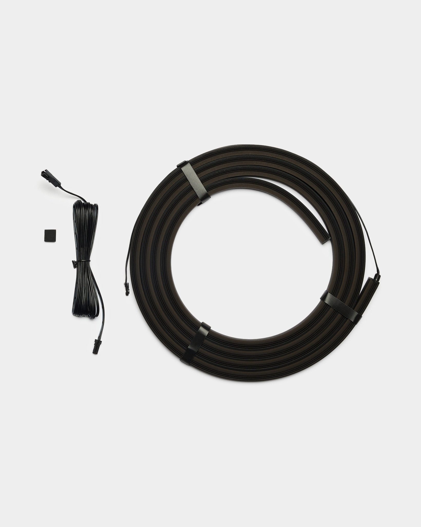 WoodUpp Lumi 300 cm black fita LED com conectores, compatível com Philips Hue, inclui um cabo comprido black e uma peça de ligação retangular small black.