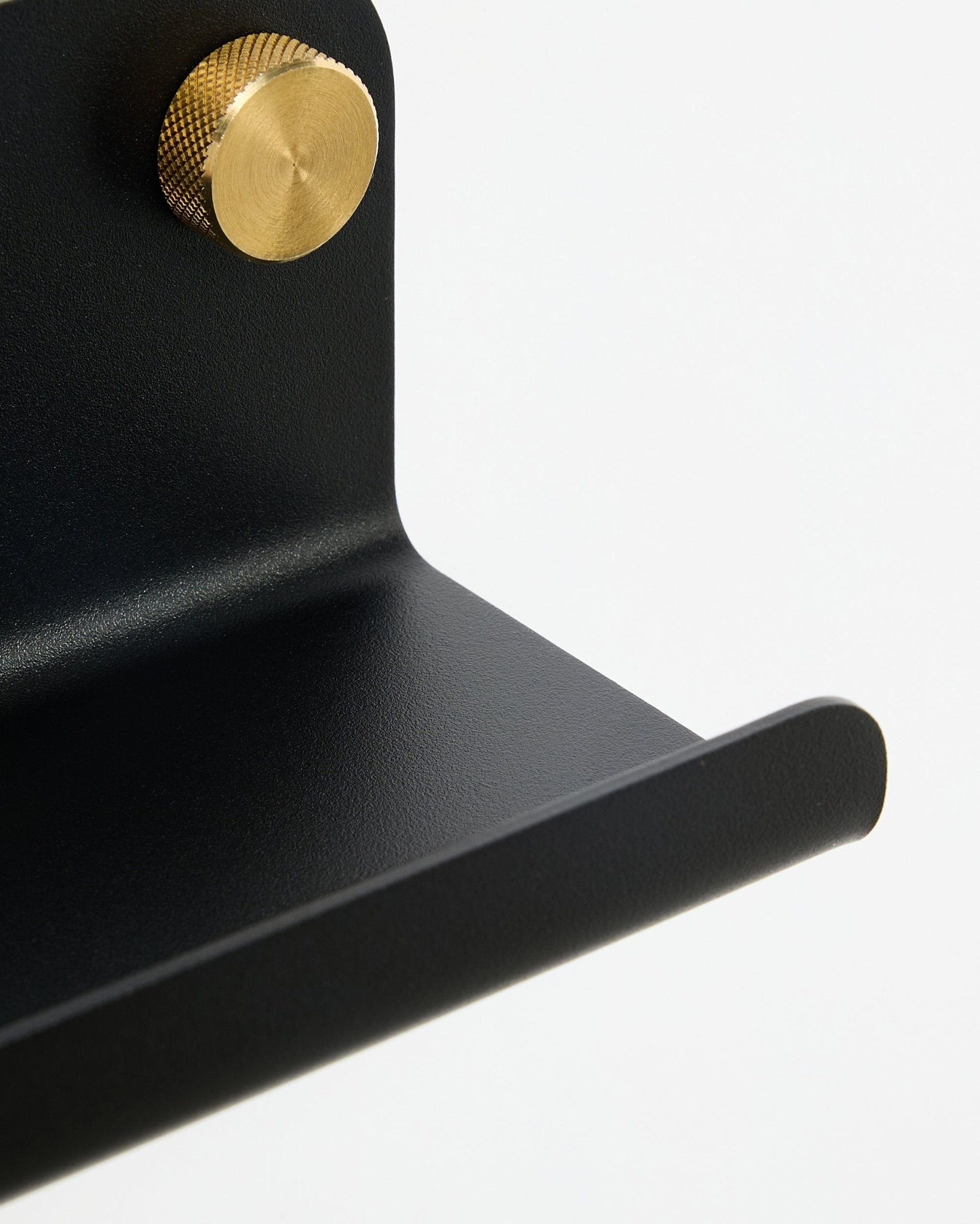 Close-up da prateleira estreita Norr da WoodUpp em black, 75,9 cm, com um botão dourado texturado, apresentada sobre fundo branco.
