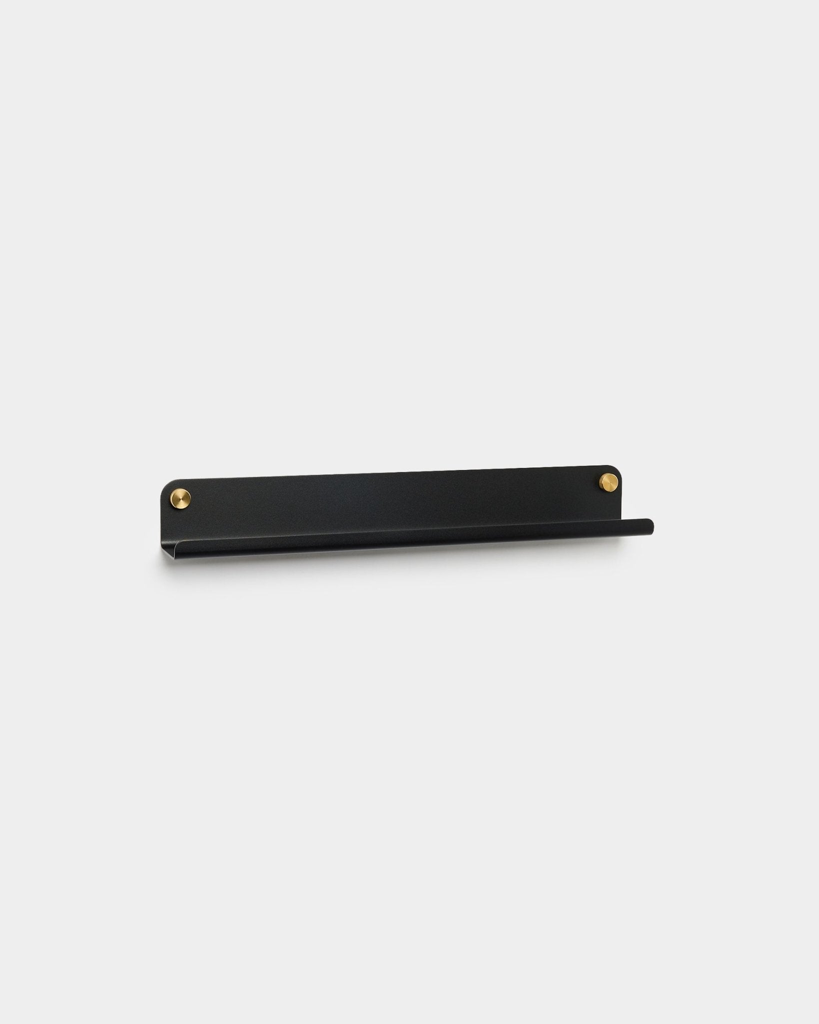 A prateleira estreita black steel, 51,9 cm, da WoodUpp com parafusos brass, de design minimalista, apresentada sobre um fundo liso cinzento-claro.